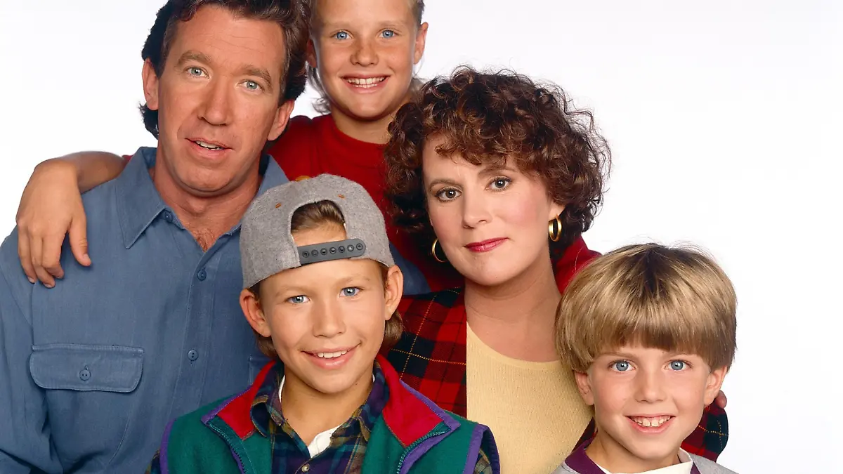 HOME IMPROVEMENT, from left: Tim Allen, Jonathan Taylor Thomas (wearing cap), Zachery Ty Bryan, Patricia Richardson, Taran Noah Smith, (1992), 1991-99. ph: Bob D'Amico/©Touchstone Television / Courtesy: Everett Collection