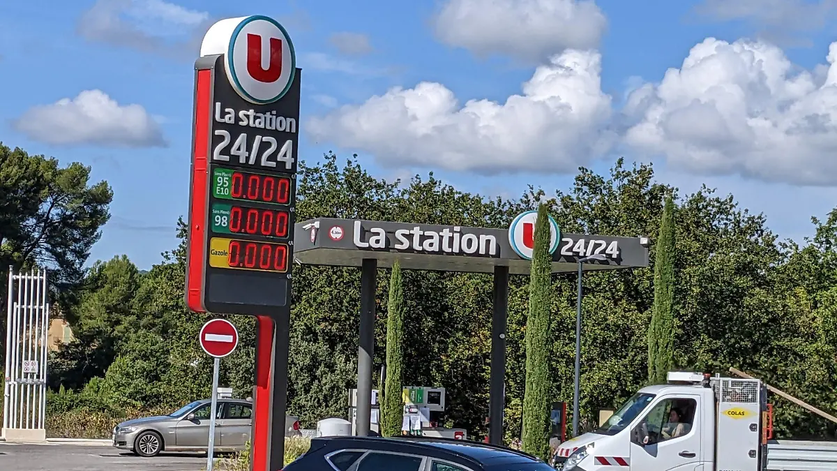 10.10.2022, Frankreich, Saint Pierre de Vassols: Das Bild zeigt eine Tankstelle, an der es kein Benzin und Diesel mehr gibt. Autofahrer in Frankreich müssen sich weiter auf knappen Sprit an Tankstellen einhalten. Der Streik bei den Raffinerien von TotalEnergies wurde bis mindestens Dienstag verlängert, wie der Fernsehsender franceinfo am Montag berichtete. Foto: Frank Kleefeldt/dpa +++ dpa-Bildfunk +++