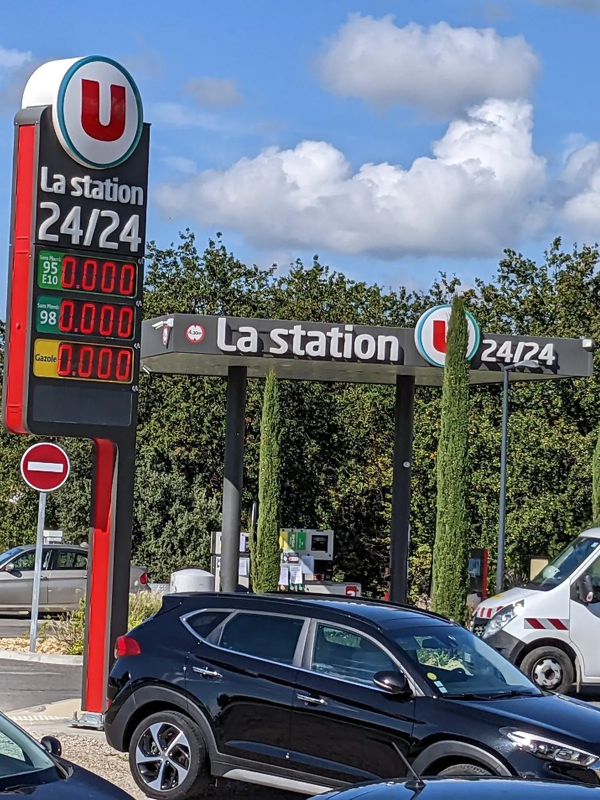 10.10.2022, Frankreich, Saint Pierre de Vassols: Das Bild zeigt eine Tankstelle, an der es kein Benzin und Diesel mehr gibt. Autofahrer in Frankreich müssen sich weiter auf knappen Sprit an Tankstellen einhalten. Der Streik bei den Raffinerien von TotalEnergies wurde bis mindestens Dienstag verlängert, wie der Fernsehsender franceinfo am Montag berichtete. Foto: Frank Kleefeldt/dpa +++ dpa-Bildfunk +++