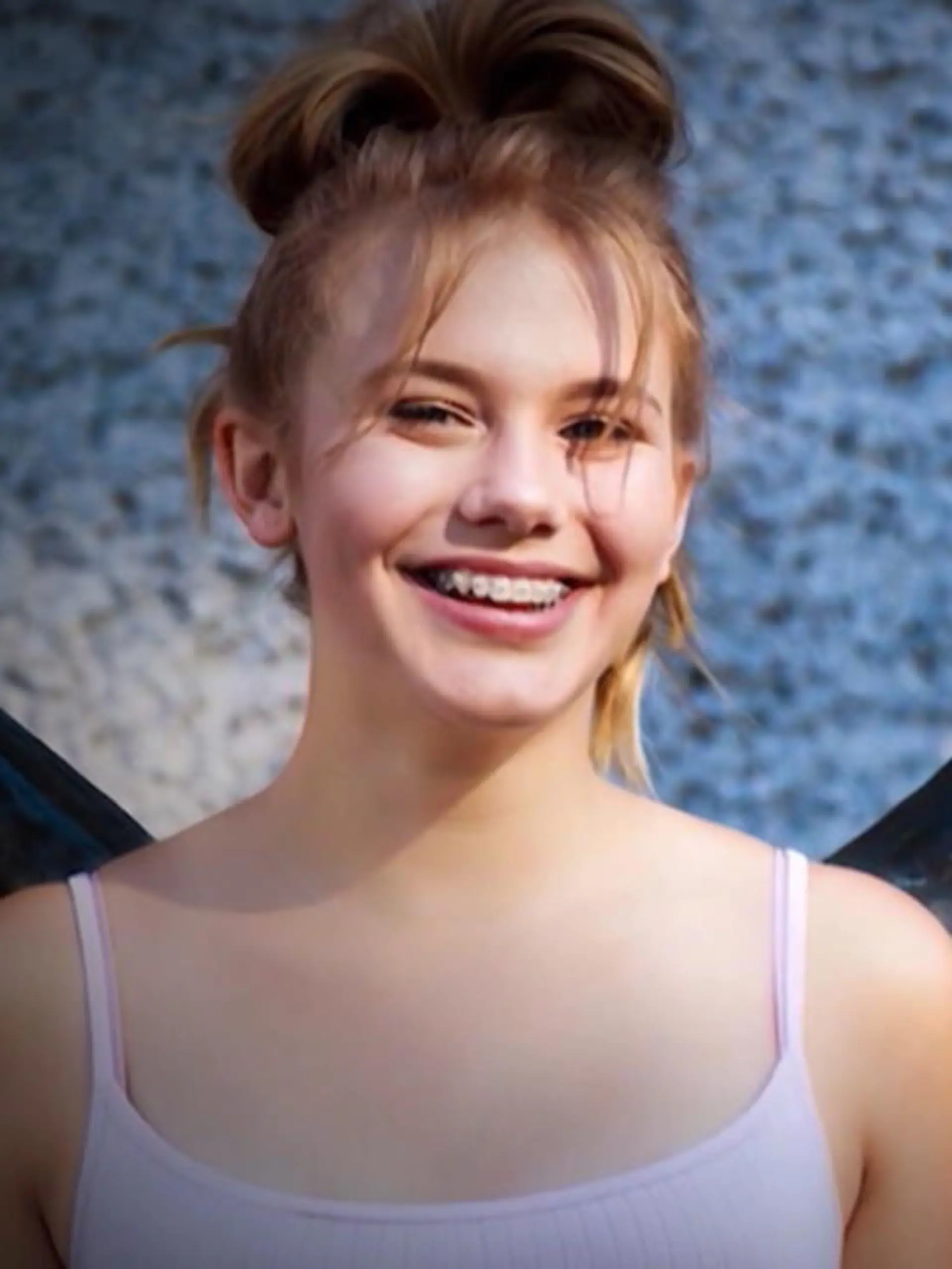 Seit nunmehr 729 Tagen ist Rebecca Reusch aus Berlin verschwunden. Die damals 15-Jährige hatte in der Nacht auf den 18. Februar 2019 bei ihrer älteren Schwester Jessica und deren Mann Florian R. übernachtet. Die Ermittler gehen davon aus, dass sie das Haus nicht mehr lebend verlassen hat. Schwager Florian R. gilt auch heute noch als der einzige Verdächtige in dem Fall – Rebeccas Familie hält trotzdem weiter zu ihm. Wir haben eine Chronologie der Ereignisse erstellt.