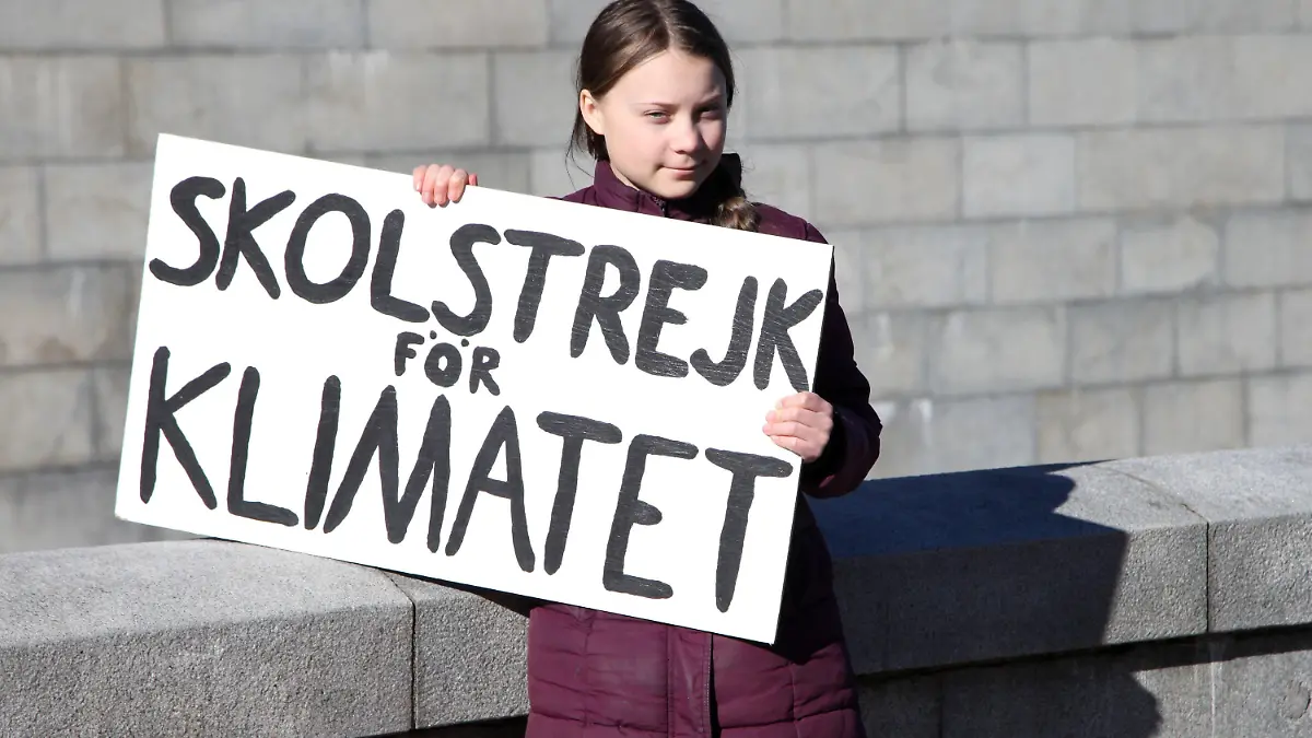 22.03.2019, Schweden, Stockholm: Die schwedische Klimaaktivistin Greta Thunberg hält während ihres Schulstreiks vor dem Reichstag ihr Schild mit der Aufschrift «Skolstrejk för klimatet» (Schulstreik fürs Klima) in die Höhe. (zu dpa "Globale Aufmerksamkeit verändert Thunbergs Schulstreik fürs Klima") Foto: Steffen Trumpf/dpa +++ dpa-Bildfunk +++