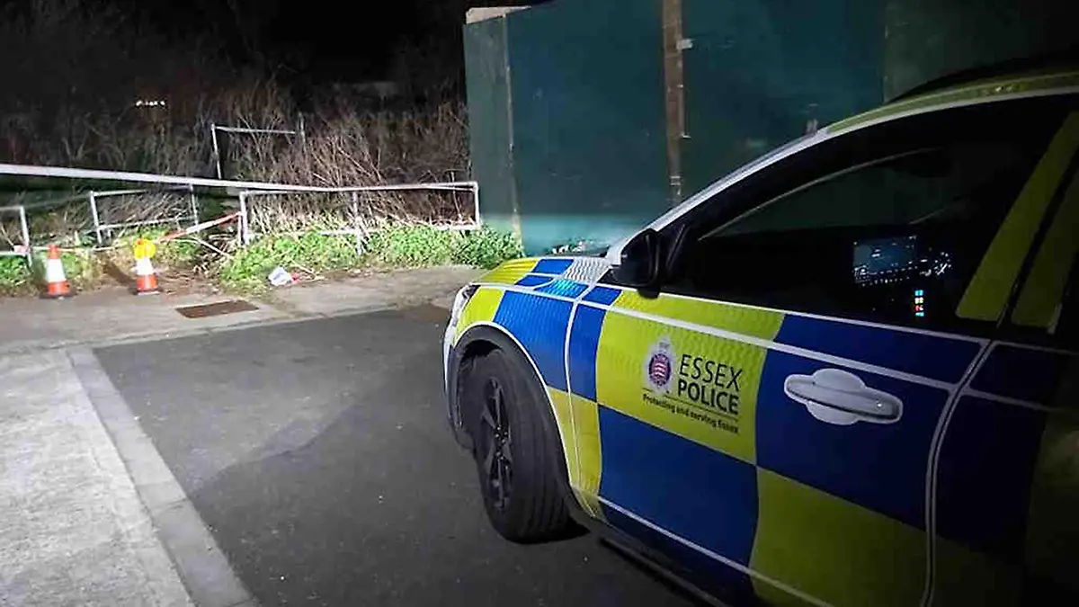HANDOUT - 03.02.2024, Großbritannien, Jaywick: Dieses von der Polizei Essex zur Verfügung gestellte Foto zeigt einen Tatort in der Hillman Avenue, an dem eine Frau schwer verletzt aufgefunden wurde und noch am Tatort verstarb. Die Beamten gehen davon aus, dass sie von zwei Hunden angegriffen wurde, die später getötet wurden. Ein 39-jähriger Mann, der mutmaßliche Hundebesitzer, wurde festgenommen und bleibt in Haft. Die Polizei erklärte, dass die Ermittlungen noch andauern würden. Foto: Essex Police/PA Media/dpa +++ dpa-Bildfunk +++