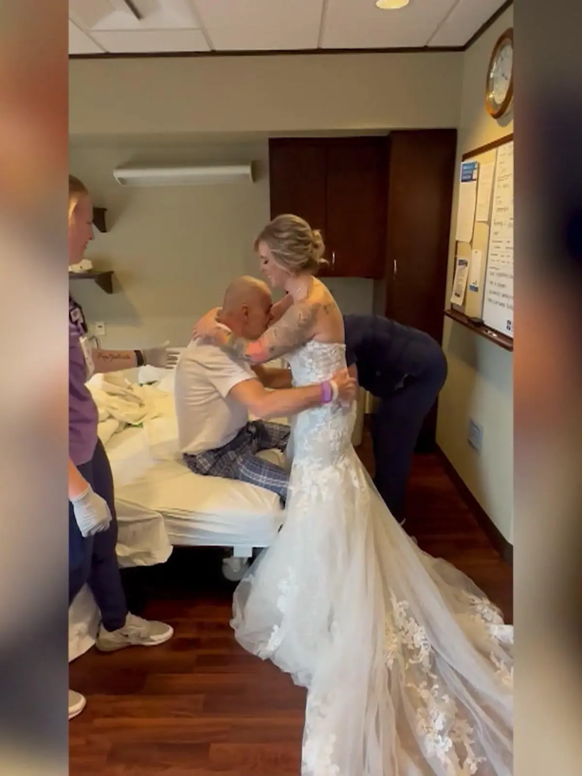 Da ihr Vater Lungenkrebs im Endstadium hat, wird er die Hochzeit seiner Tochter wahrscheinlich nicht mehr miterleben. Kurzerhand hat die zukünftige Braut ihr Kleid vorzeitig aus der Schneiderei geholt - und  ihren Vater im Krankenhaus überrascht.
Die bewegenden Szenen seht ihr im Video.