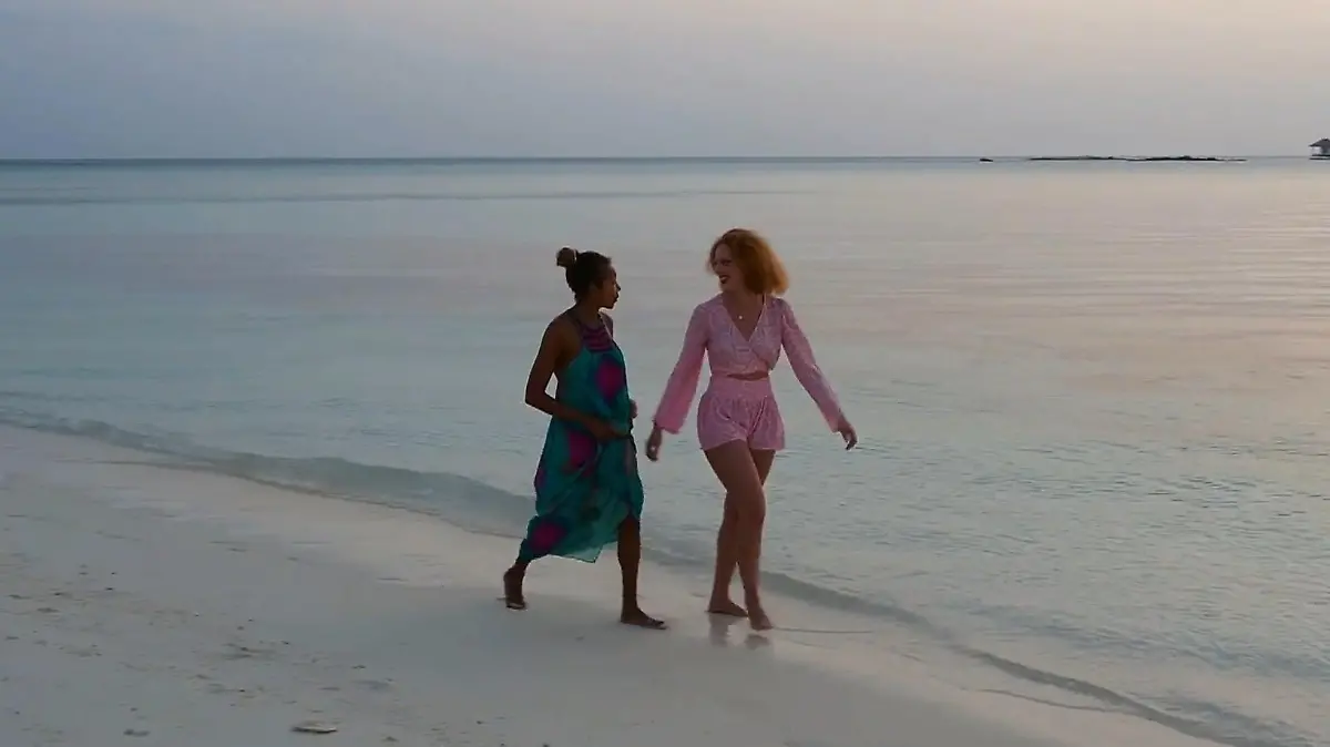 Angela Ermakova und Tochter Anna am Strand der Malediven.