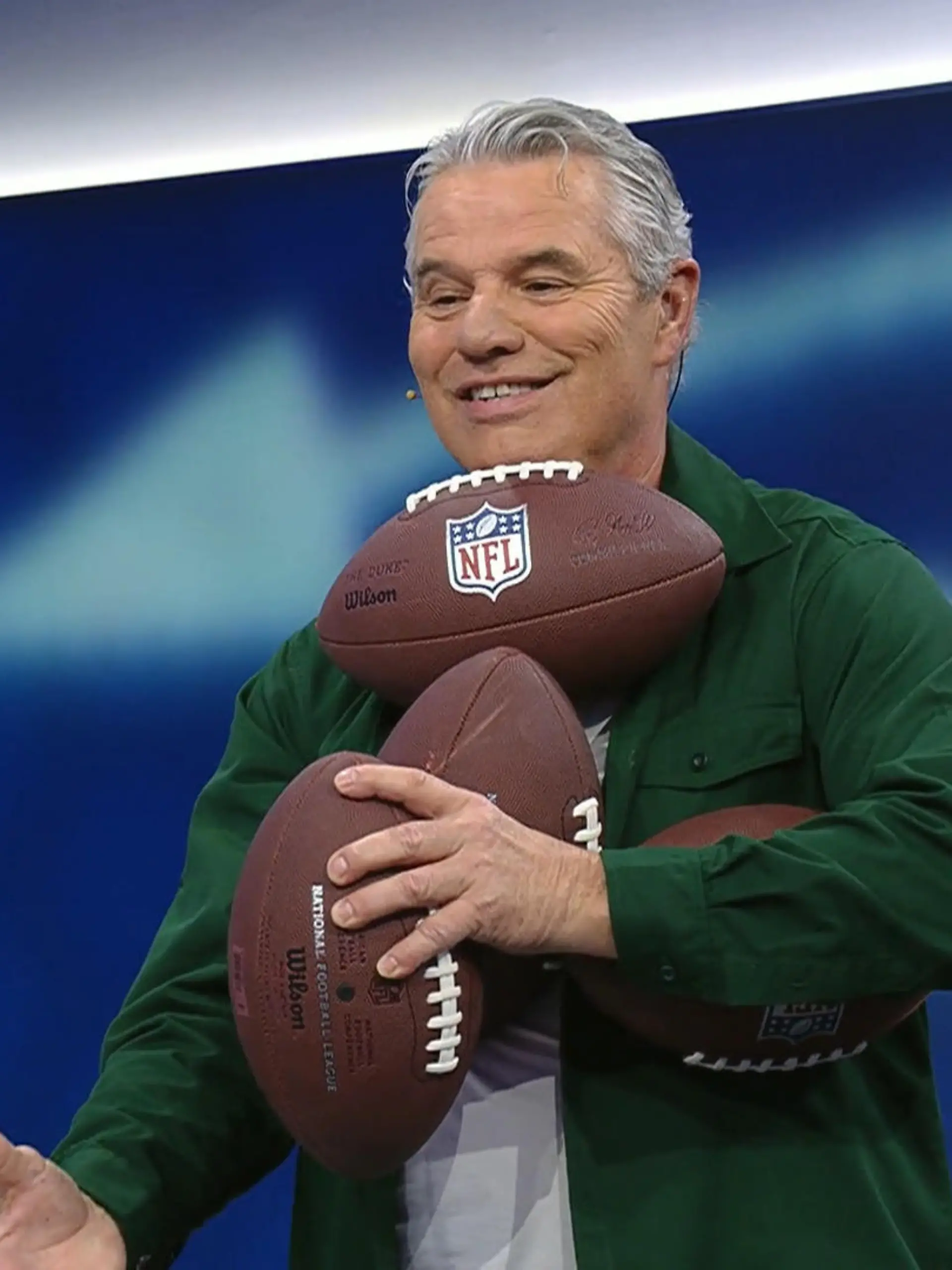 Voller Einsatz von Nadine Nurasyid und Jan Stecker. Bei der Übertragung des Pro Bowls stellen sich die beiden RTL-NFL-Experten einer Challenge. Die Aufgabe: Jan Stecker muss so viele Bälle wie möglich fangen, ohne einen Ball fallen zu lassen.
