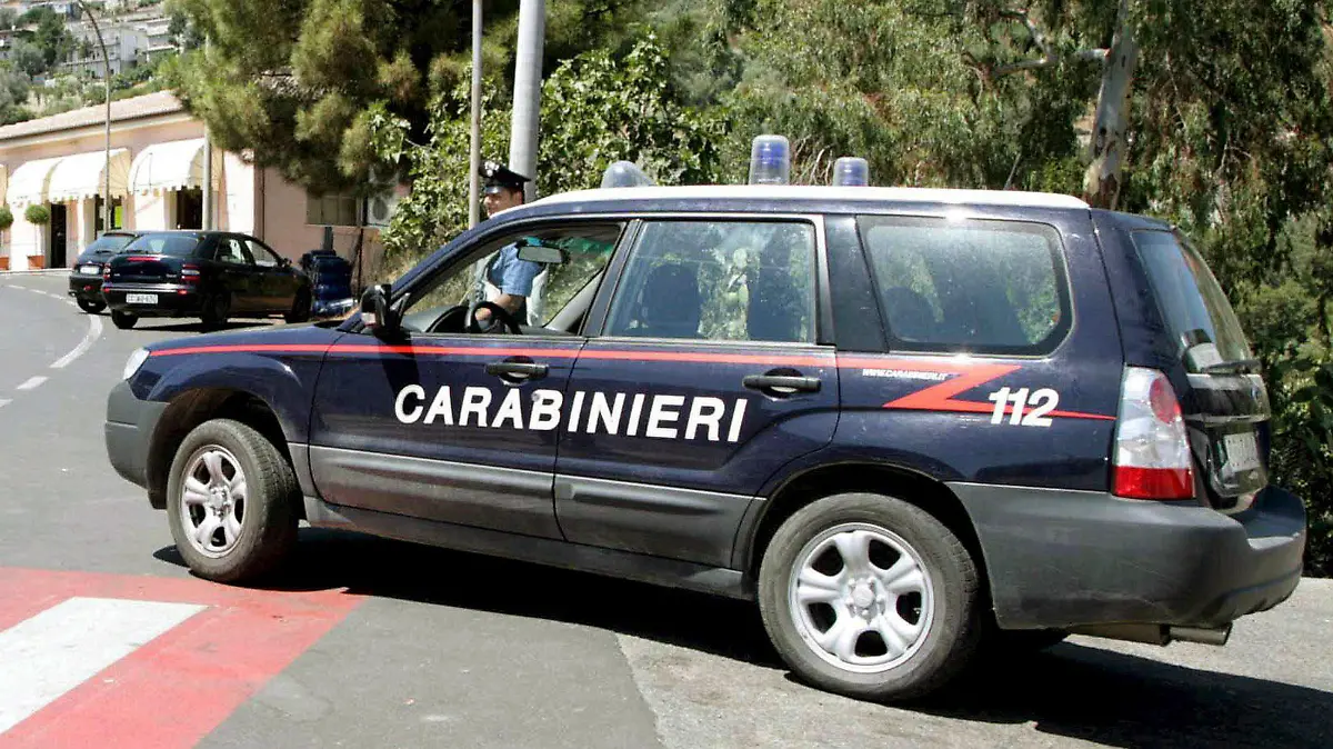 ARCHIV - Ein italienischer Karabinieri sperrt eine Straße in San Luca (Archivfoto vom 16.08.2007). Rund zwei Wochen nach den Mafiamorden von Duisburg haben Polizei und Carabinieri in Süditalien am Donnerstag (30.08.2007) 40 mutmaßliche Mitglieder der 'Ndrangheta festgenommen. Sie alle sollen in Zusammenhang mit der Familienfehde in dem Ort San Luca in Kalabrien stehen, die der Auslöser für die Bluttat mit sechs Toten in Deutschland gewesen sein könnte, berichtete die Nachrichtenagentur Ansa. Jedoch sei keiner der für die Duisburger Mafiamorde verantwortlich gemachten Täter unter den Festgenommenen, hieß es. Foto: Franco Cufari dpa/lnw (zu dpa 0195 vom 30.08.2007) +++(c) dpa - Bildfunk+++