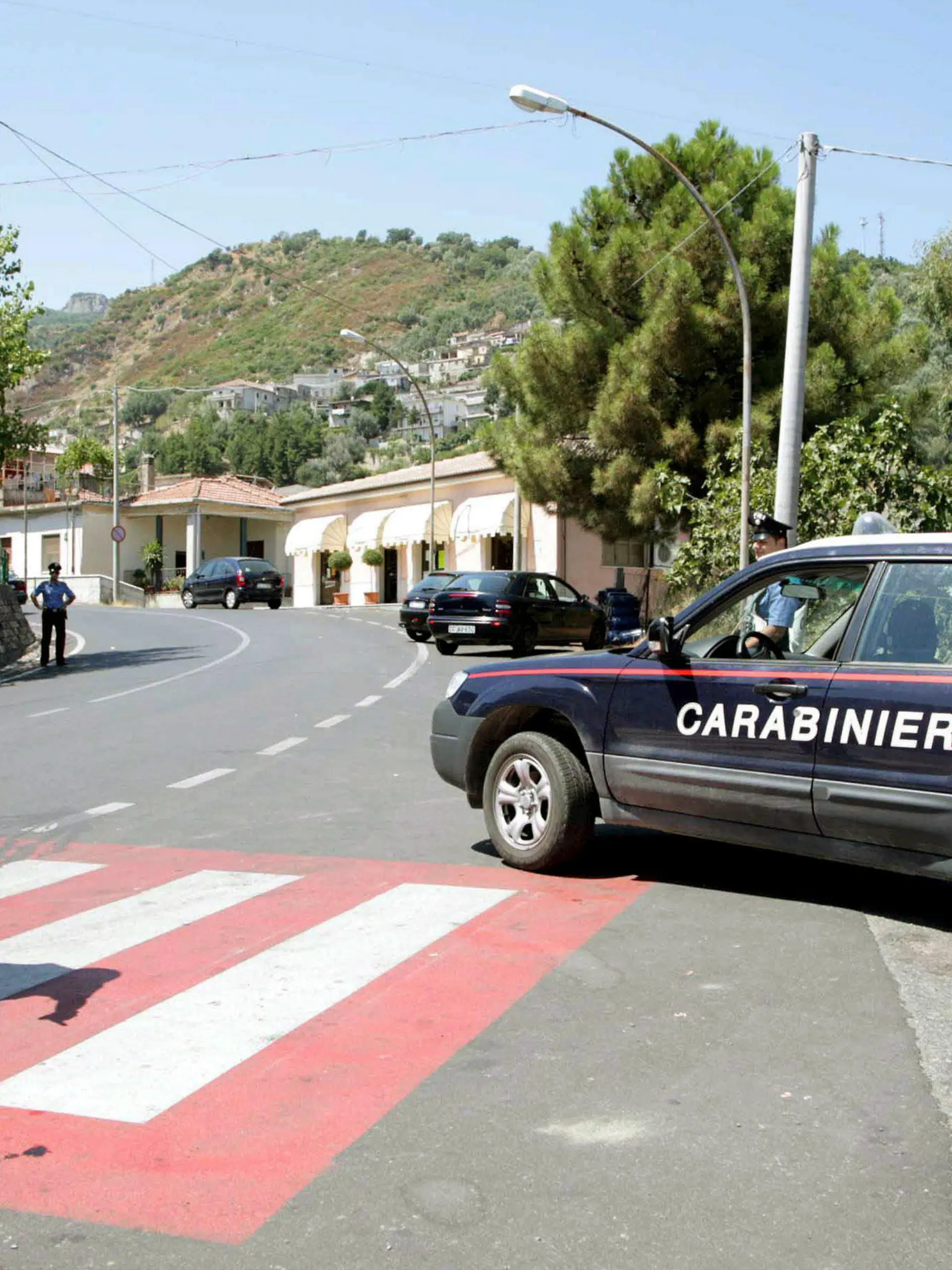 ARCHIV - Ein italienischer Karabinieri sperrt eine Straße in San Luca (Archivfoto vom 16.08.2007). Rund zwei Wochen nach den Mafiamorden von Duisburg haben Polizei und Carabinieri in Süditalien am Donnerstag (30.08.2007) 40 mutmaßliche Mitglieder der 'Ndrangheta festgenommen. Sie alle sollen in Zusammenhang mit der Familienfehde in dem Ort San Luca in Kalabrien stehen, die der Auslöser für die Bluttat mit sechs Toten in Deutschland gewesen sein könnte, berichtete die Nachrichtenagentur Ansa. Jedoch sei keiner der für die Duisburger Mafiamorde verantwortlich gemachten Täter unter den Festgenommenen, hieß es. Foto: Franco Cufari dpa/lnw (zu dpa 0195 vom 30.08.2007) +++(c) dpa - Bildfunk+++