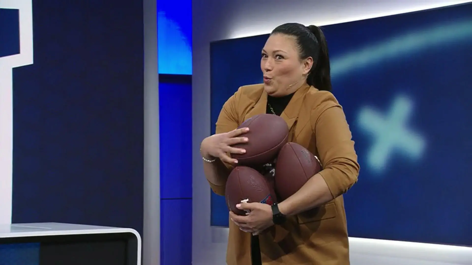 Әпкесінің бөксесінің суреті Яндекс кеуделі