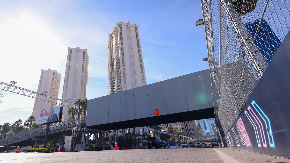 14th November 2023: Las Vegas, Nevada, USA. Preparations for the F1 Grand Prix of USA, Las Vegas: Black out screens are placed along a bridge