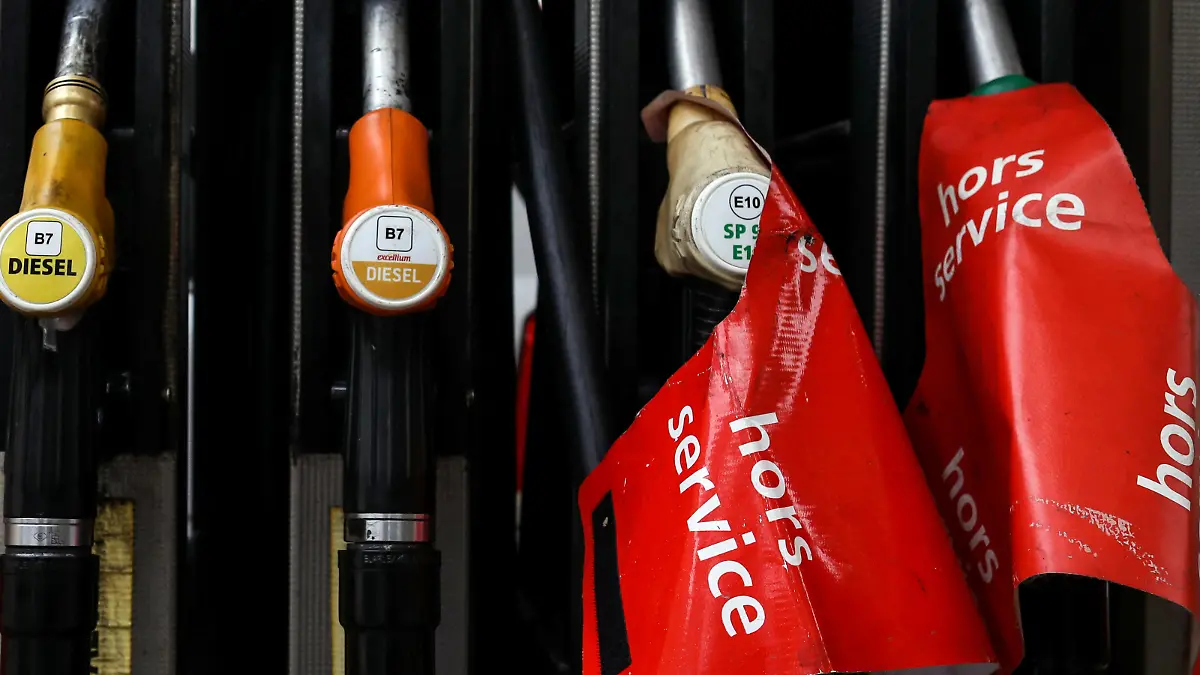 Illustration de la pénurie d'essence, des automobilistes en file d'attente devant une station d'essence Total Energies, à Paris, France, le 10 octobre 2022. © Stéphane Lemouton/Bestimage Illustration of the gasoline shortage, motorists queuing in front of a Total Energies gas station, in Paris, France, on October 10, 2022 / action press