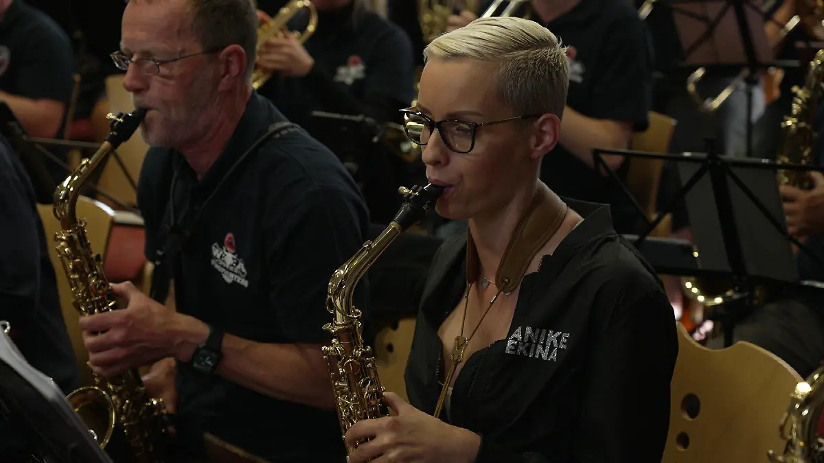 Die 38-Jährige Saxophonistin probt für ihren Auftritt mit den "Wacken Firefighters".
