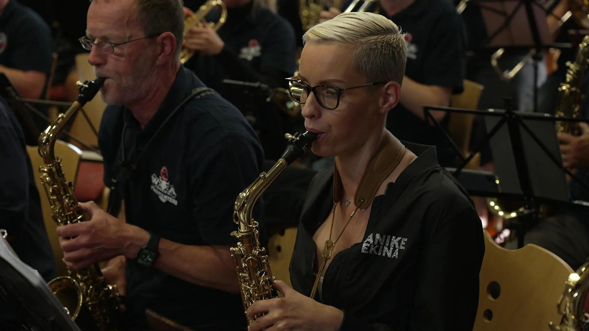 Die 38-Jährige Saxophonistin probt für ihren Auftritt mit den "Wacken Firefighters".