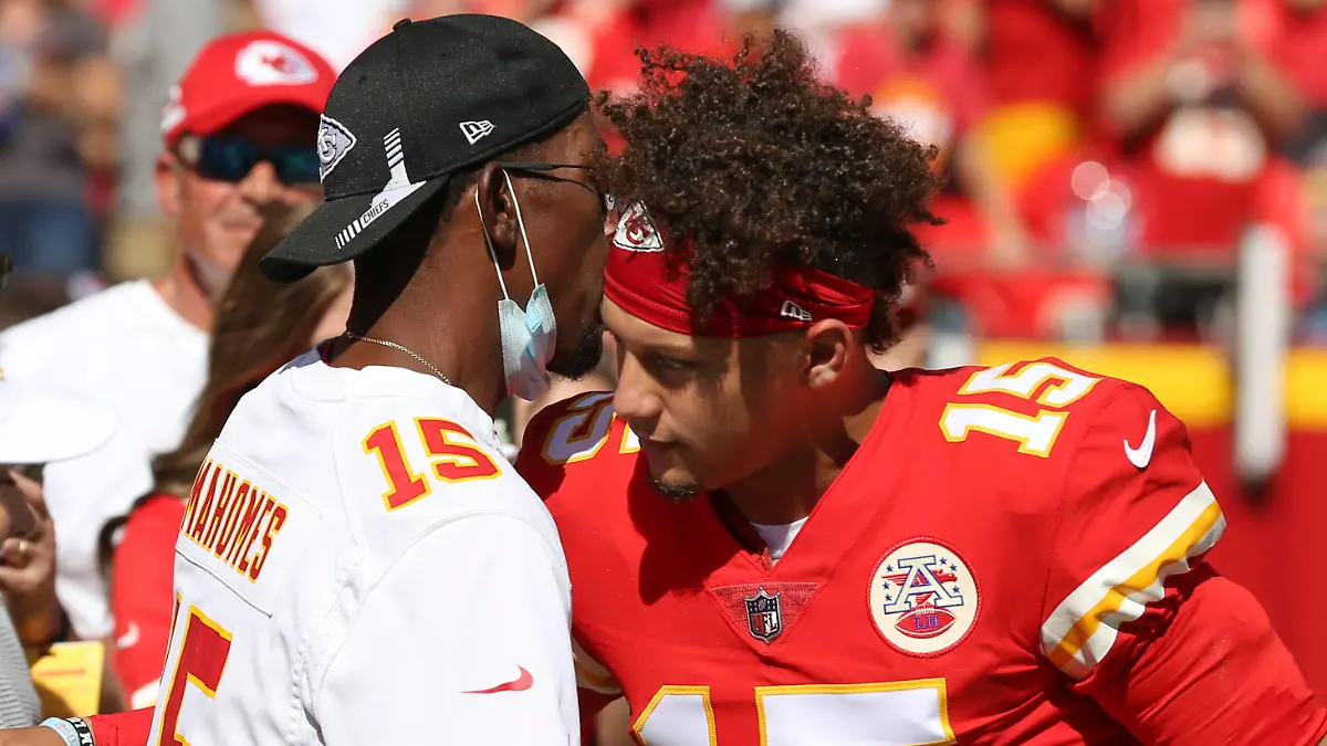 KANSAS CITY, MO - SEPTEMBER 26: Kansas City Chiefs quarterback Patrick Mahomes 15 hugs his dad before an AFC West matchup between the Los Angeles Chargers and Kansas City Chiefs on Sep 26, 2021 at GEHA Filed at Arrowhead Stadium in Kansas City, MO. Photo by Scott Winters/Icon Sportswire NFL, American Football Herren, USA SEP 26 Chargers at Chiefs Icon2109260827 