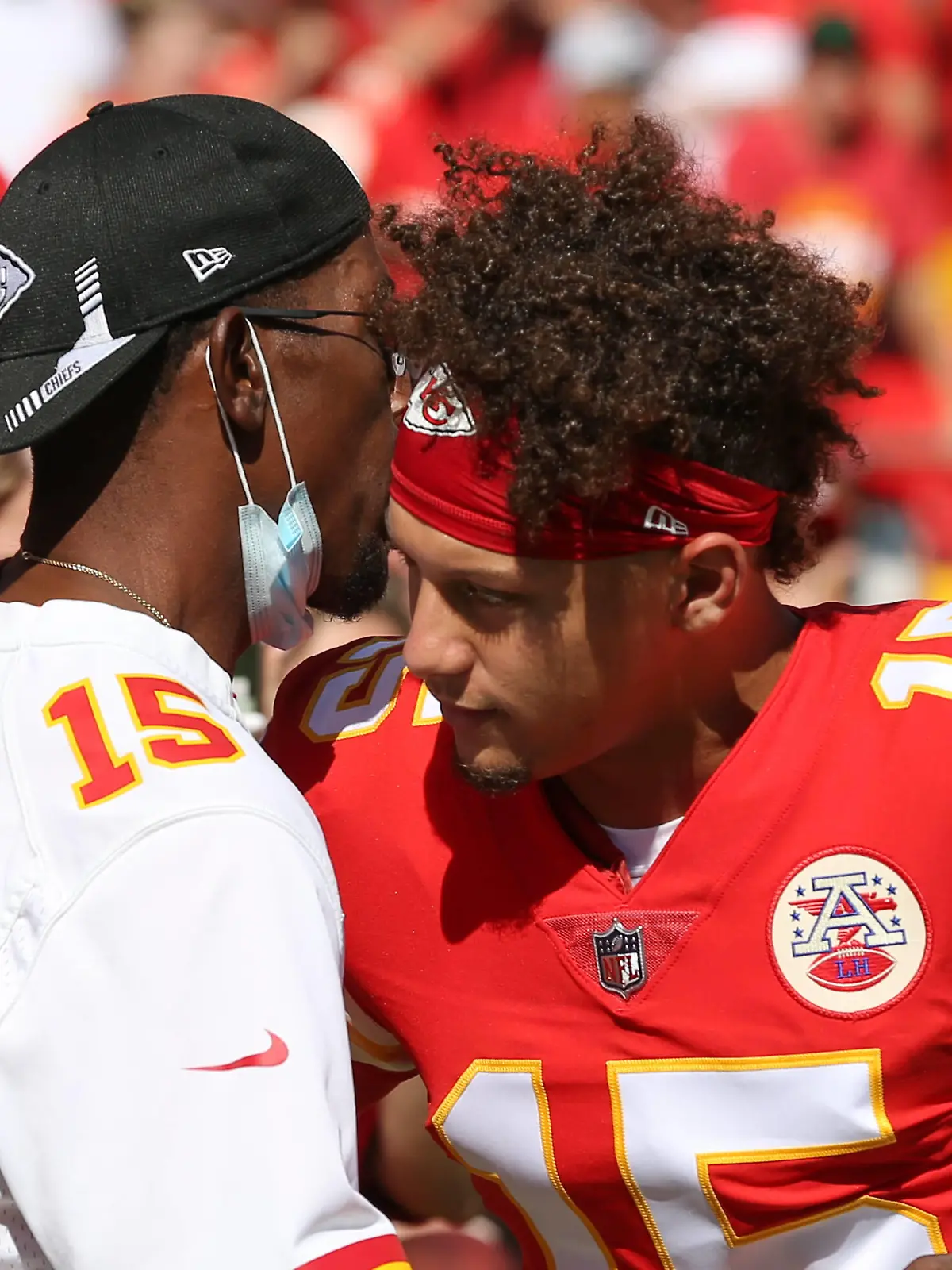 KANSAS CITY, MO - SEPTEMBER 26: Kansas City Chiefs quarterback Patrick Mahomes 15 hugs his dad before an AFC West matchup between the Los Angeles Chargers and Kansas City Chiefs on Sep 26, 2021 at GEHA Filed at Arrowhead Stadium in Kansas City, MO. Photo by Scott Winters/Icon Sportswire NFL, American Football Herren, USA SEP 26 Chargers at Chiefs Icon2109260827 