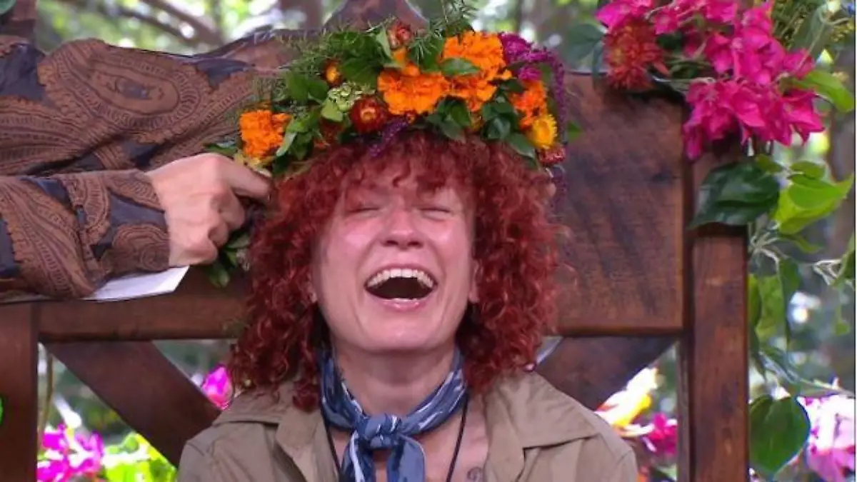 Lucy Diakovska bekommt die Dschungelkrone aufgesetzt.