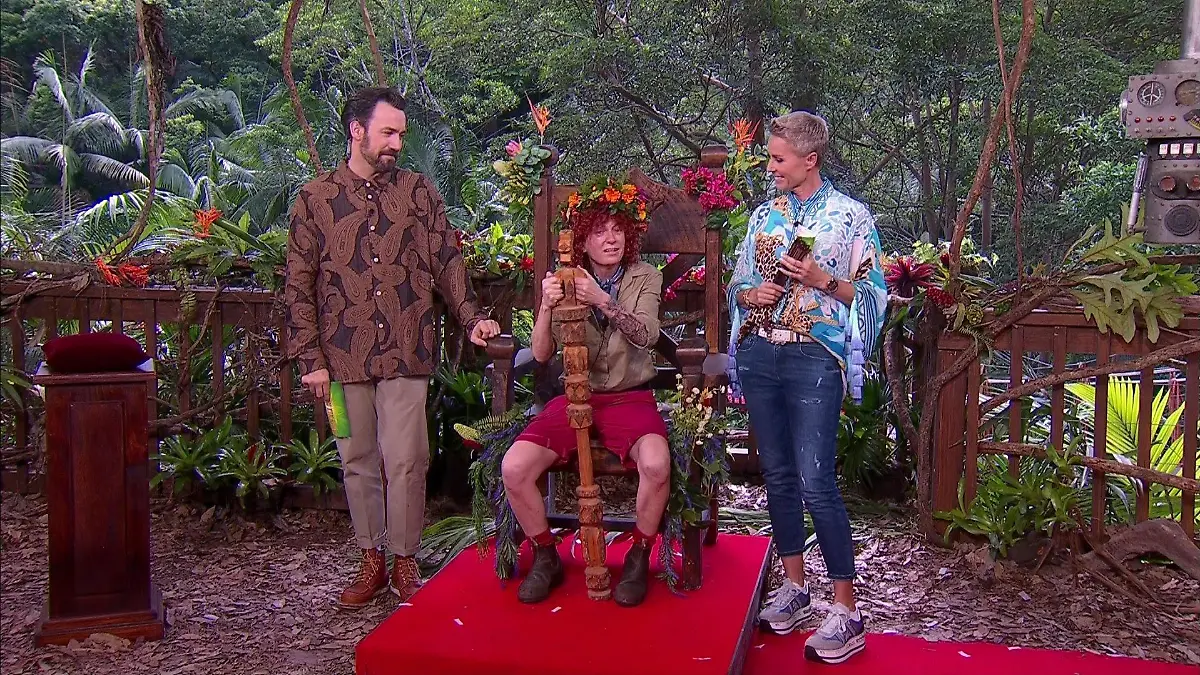 Jan Köppen, Sonja Zietlow und Lucy Diabovska bei der Krönung