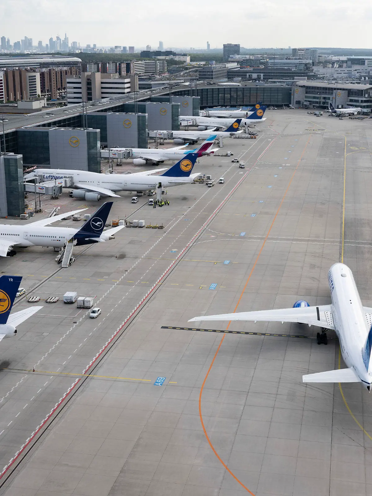 ARCHIV - 17.07.2023, Hessen, Frankfurt/Main: Passagierjets stehen auf dem Flughafen Frankfurt. (zu dpa: «Frankfurter Flughafen läuft wieder im Normalbetrieb») Foto: Boris Roessler/dpa +++ dpa-Bildfunk +++
