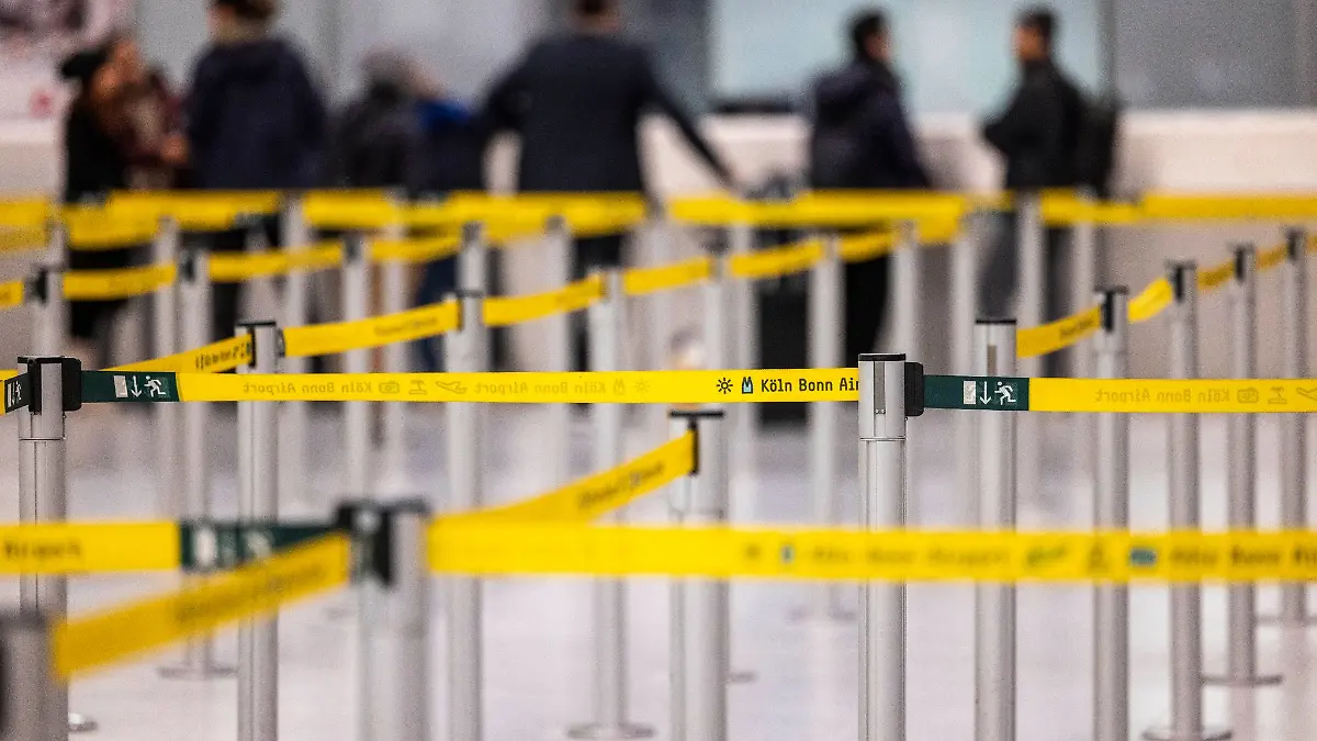 Passagiere informieren sich an einem Schalter im Flughafen Köln/Bonn.