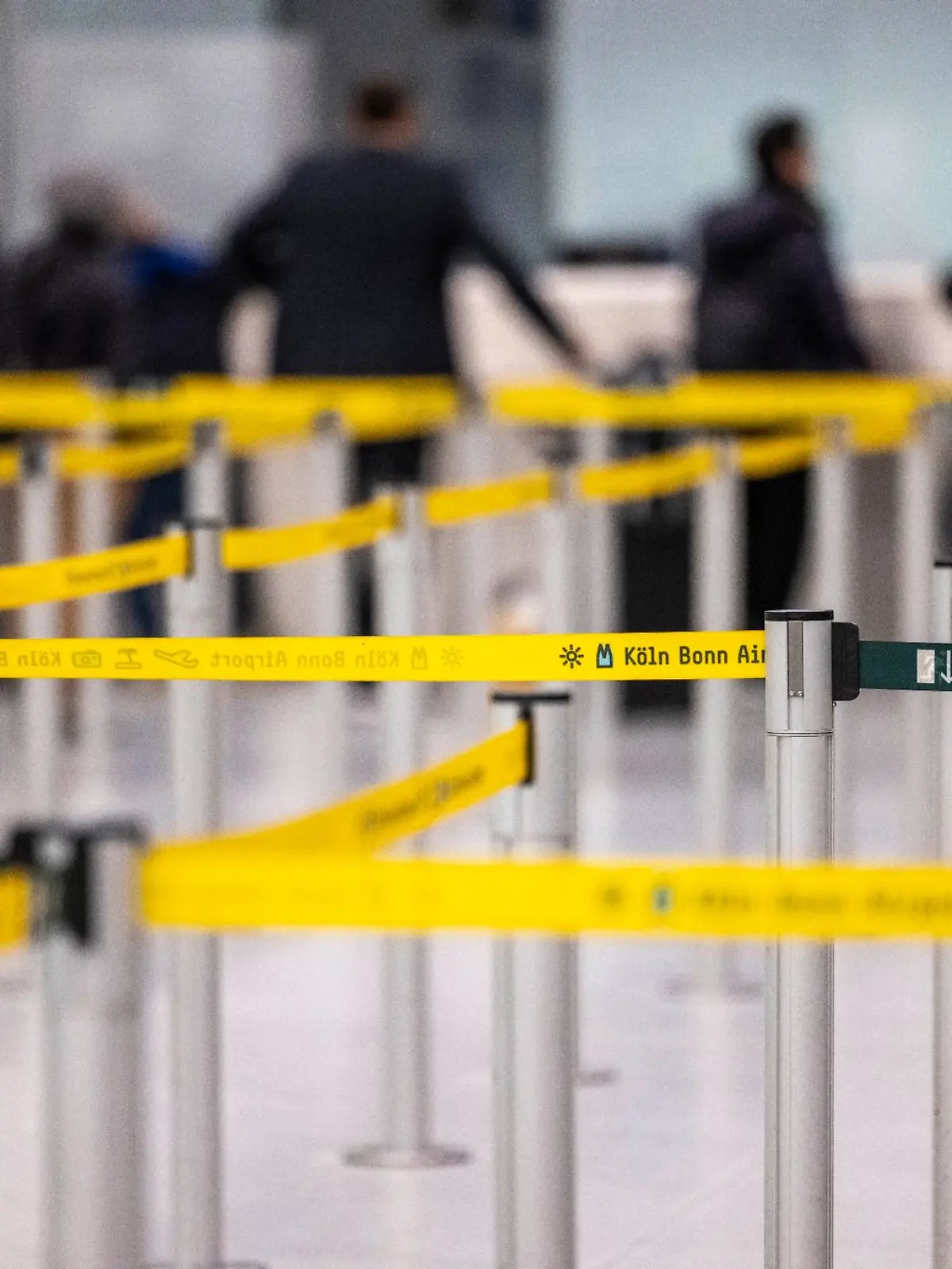 Passagiere informieren sich an einem Schalter im Flughafen Köln/Bonn.
