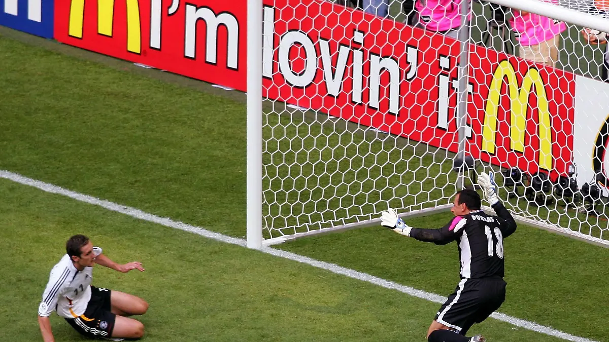 Bildnummer: 02122932  Datum: 09.06.2006  Copyright: imago/ActionPictures
Miroslav Klose (Deutschland, li.) erzielt das 2:1, Torwart Jose Francisco Porras (Costa Rica) hat das Nachsehen; Vdig, quer, Torhüter, Keeper, Ball, Schuss, schießen, Tor, Treffer, Gegentor, Strafraumszene, Torraumszene / Bandenwerbung, Werbebande, Bande, Werbung, Bande, Sponsor, Sponsoring, Werbepartner, Werbung, Wirtschaft, Nahrungs und Genussmittel, Coca Cola, WM 2006, Länderspiel,  Nationalteam, Gruppe A, Eröffnungsspiel / offizielle Partner, offizieller München / McDonalds, Mc Donalds Deutschland - Costa Rica 4:2, Nationaltrikot Fußball WM Herren Mannschaft Totale Aktion Personen