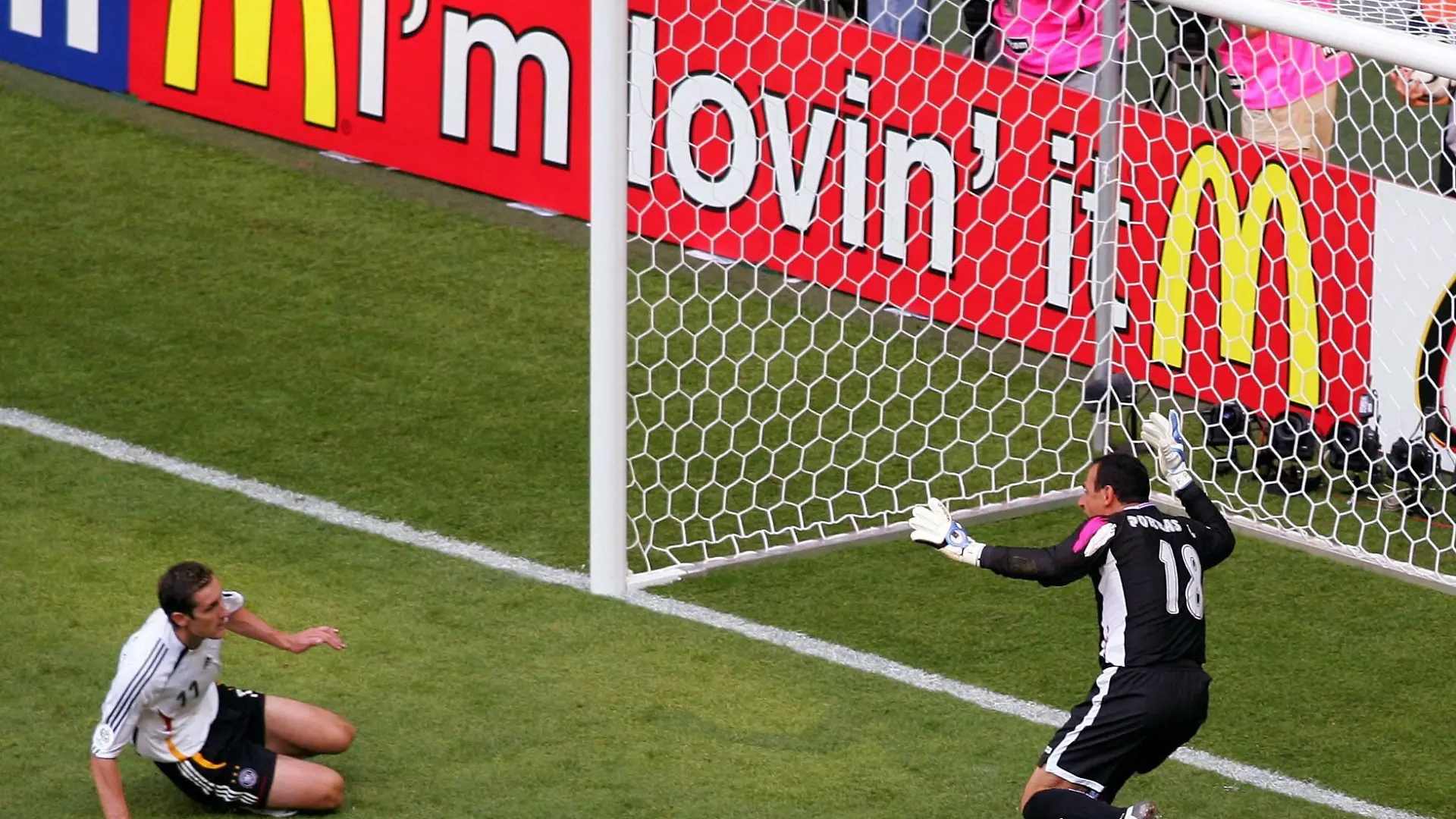 Bildnummer: 02122932  Datum: 09.06.2006  Copyright: imago/ActionPictures
Miroslav Klose (Deutschland, li.) erzielt das 2:1, Torwart Jose Francisco Porras (Costa Rica) hat das Nachsehen; Vdig, quer, Torhüter, Keeper, Ball, Schuss, schießen, Tor, Treffer, Gegentor, Strafraumszene, Torraumszene / Bandenwerbung, Werbebande, Bande, Werbung, Bande, Sponsor, Sponsoring, Werbepartner, Werbung, Wirtschaft, Nahrungs und Genussmittel, Coca Cola, WM 2006, Länderspiel,  Nationalteam, Gruppe A, Eröffnungsspiel / offizielle Partner, offizieller München / McDonalds, Mc Donalds Deutschland - Costa Rica 4:2, Nationaltrikot Fußball WM Herren Mannschaft Totale Aktion Personen