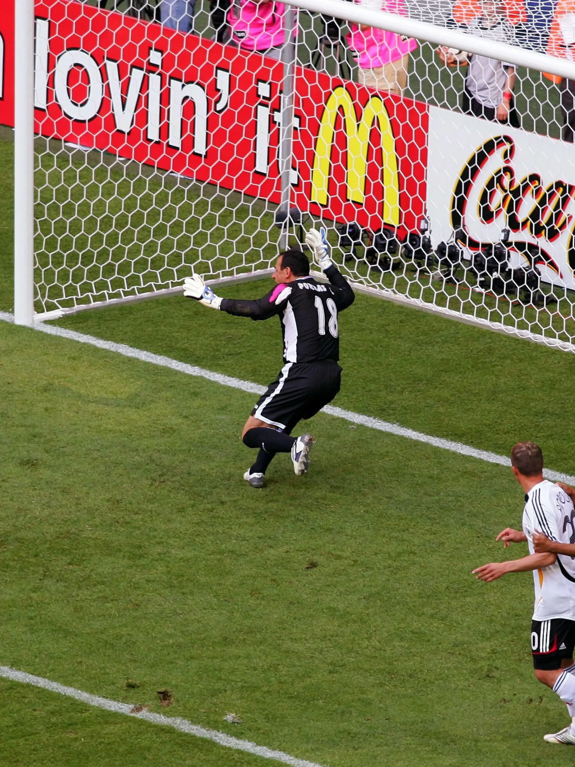 Bildnummer: 02122932  Datum: 09.06.2006  Copyright: imago/ActionPictures
Miroslav Klose (Deutschland, li.) erzielt das 2:1, Torwart Jose Francisco Porras (Costa Rica) hat das Nachsehen; Vdig, quer, Torhüter, Keeper, Ball, Schuss, schießen, Tor, Treffer, Gegentor, Strafraumszene, Torraumszene / Bandenwerbung, Werbebande, Bande, Werbung, Bande, Sponsor, Sponsoring, Werbepartner, Werbung, Wirtschaft, Nahrungs und Genussmittel, Coca Cola, WM 2006, Länderspiel,  Nationalteam, Gruppe A, Eröffnungsspiel / offizielle Partner, offizieller München / McDonalds, Mc Donalds Deutschland - Costa Rica 4:2, Nationaltrikot Fußball WM Herren Mannschaft Totale Aktion Personen