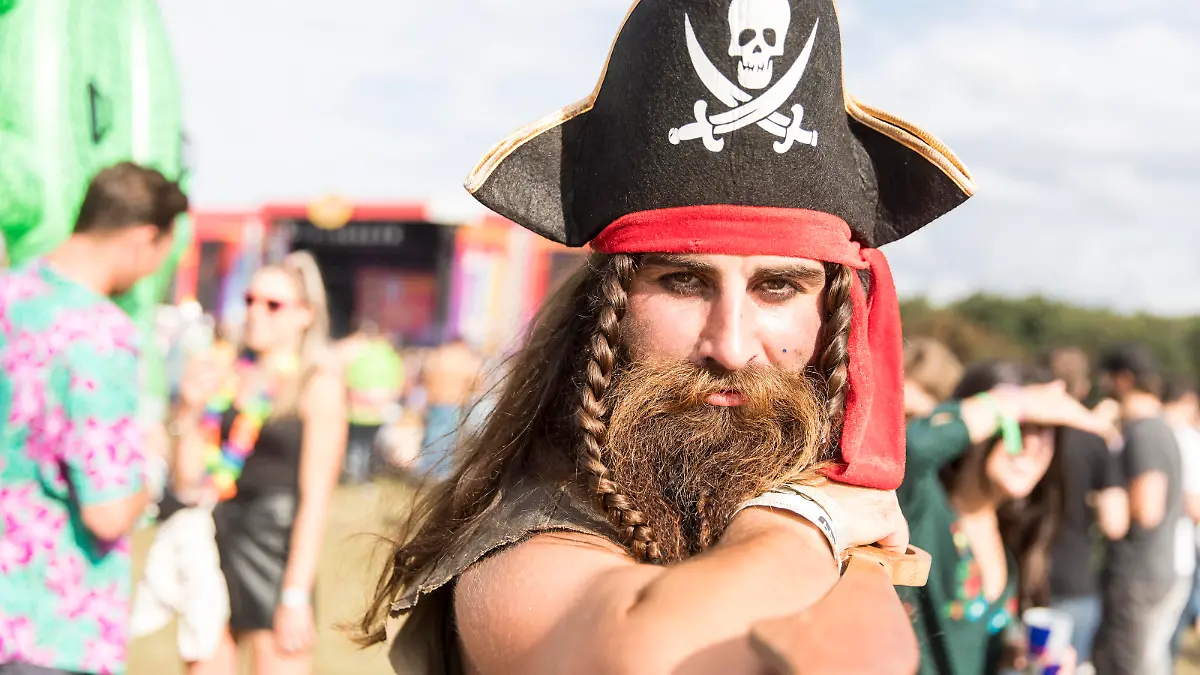 19/ Als Pirat verkleideter Festivalbesucher Curtis aus Australien beim Lollapalooza Festival auf der Trabrennbahn Hoppegarten am 10. September 2017. Verkleiden, Verkleidung, Stimmung, Feature, Atmosphaere, Impressionen