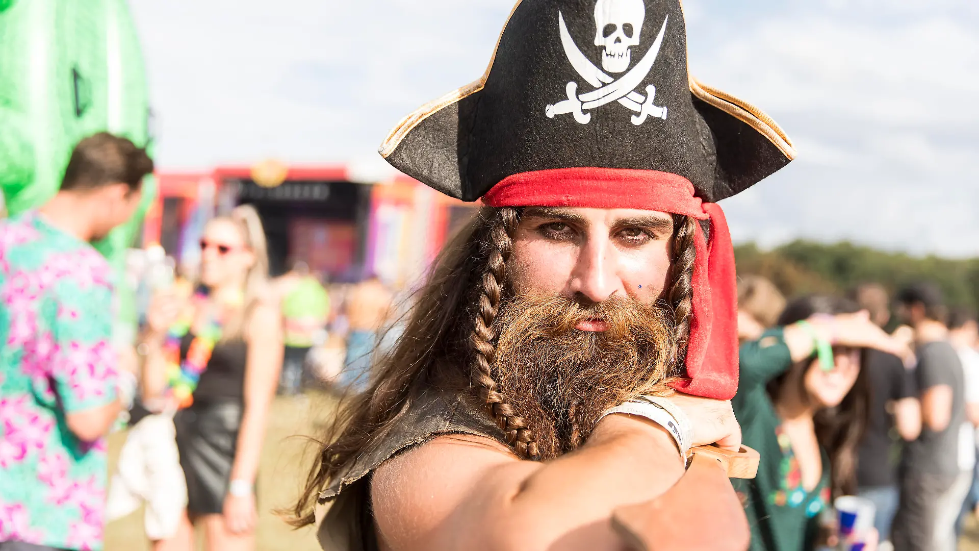 19/ Als Pirat verkleideter Festivalbesucher Curtis aus Australien beim Lollapalooza Festival auf der Trabrennbahn Hoppegarten am 10. September 2017. Verkleiden, Verkleidung, Stimmung, Feature, Atmosphaere, Impressionen