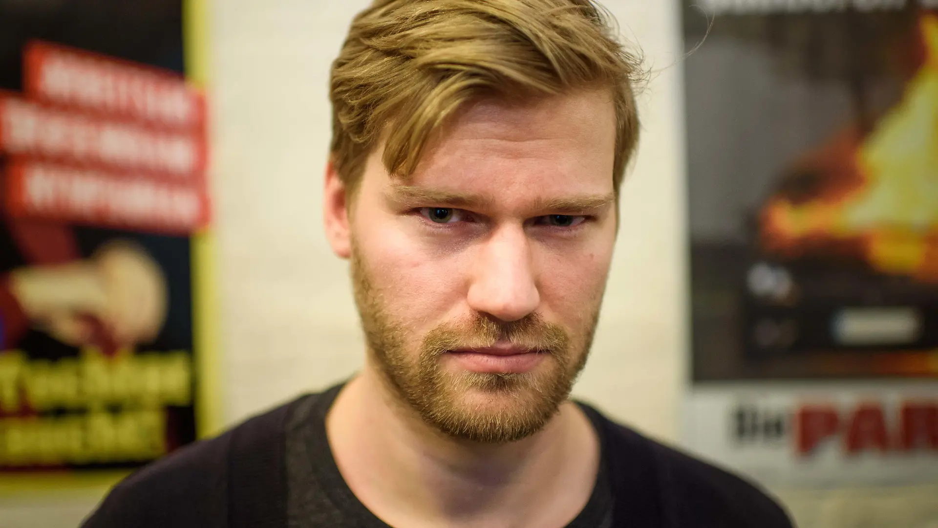 Der Schriftsteller, Aktivist und Satiriker, Shahak Shapira, schaut am 24.08.2017 in Berlin für ein Porträt in die Kamera. Foto: Gregor Fischer/dpa