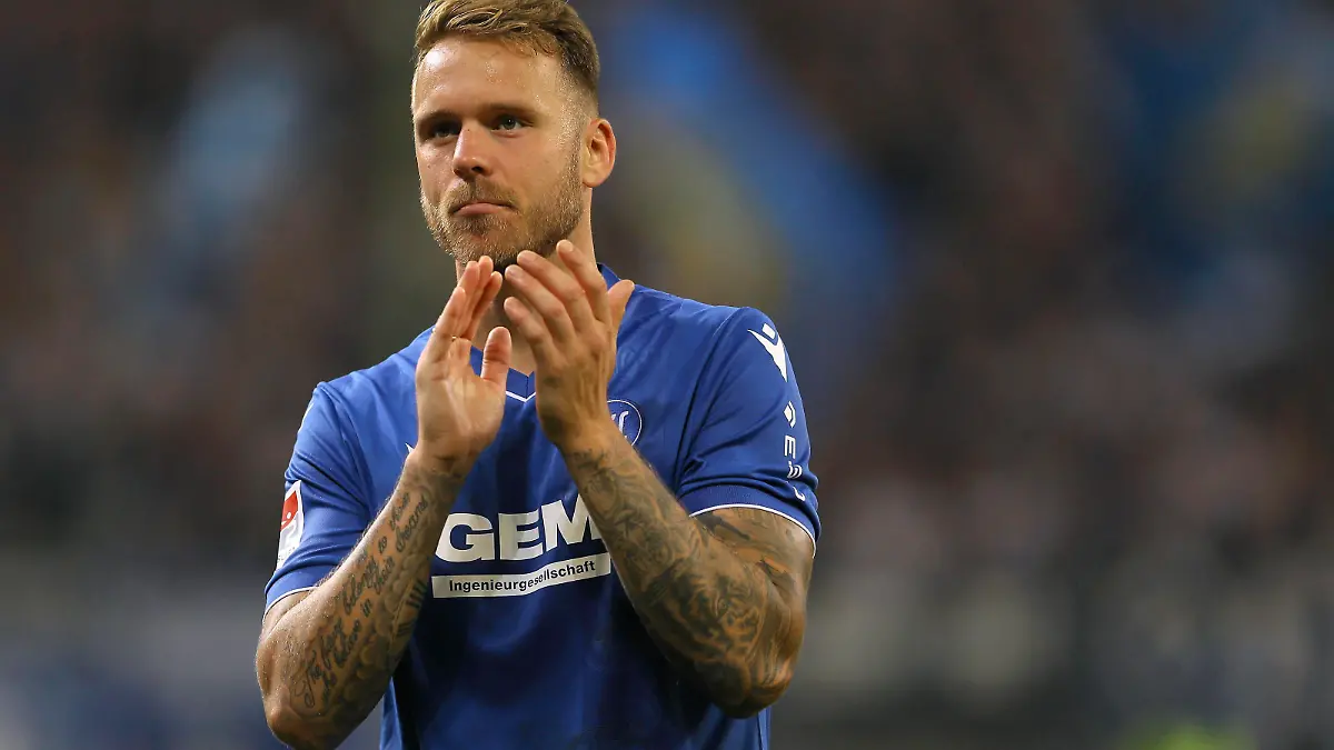 Foto : skeptische Miene bei ... den Spielern des KSC nach dem Schlusspfiff , hier Marcel Franke Fussball 2. Liga am Sa. 03.09.2022 Hamburger SV - Karlsruher SC 1 - 0 *** Photo skeptical expression at the players of the KSC after the final whistle, here Marcel Franke football 2 league on Sat 03 09 2022 Hamburger SV Karlsruher SC 1 0