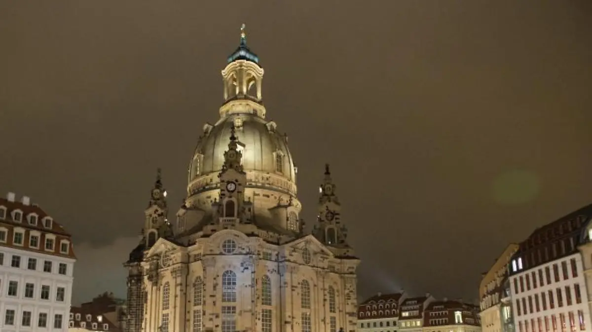 Pegida-Anhänger in Dresden vor der Frauenkirche: Die Stadt hat bei deutschen Touristen im vergangenen Jahr unter den fremdenfeindlichen Demonstrationen gelitten. Foto: Arno Burgi