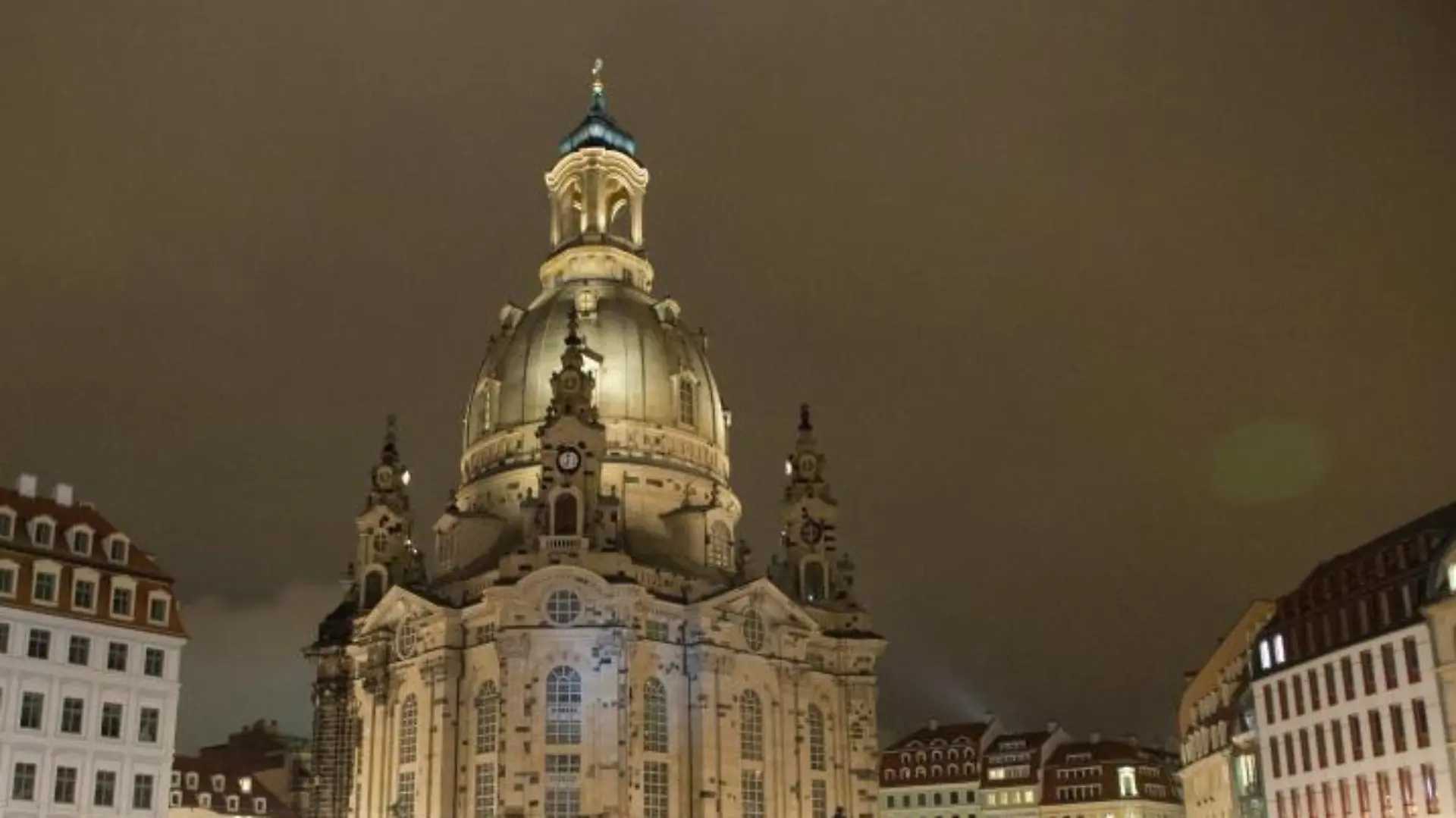 Pegida-Anhänger in Dresden vor der Frauenkirche: Die Stadt hat bei deutschen Touristen im vergangenen Jahr unter den fremdenfeindlichen Demonstrationen gelitten. Foto: Arno Burgi