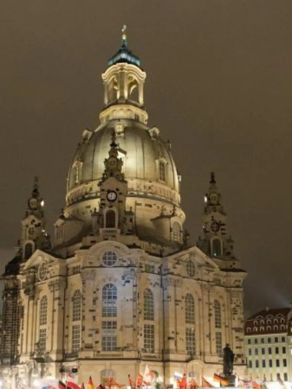 Pegida-Anhänger in Dresden vor der Frauenkirche: Die Stadt hat bei deutschen Touristen im vergangenen Jahr unter den fremdenfeindlichen Demonstrationen gelitten. Foto: Arno Burgi