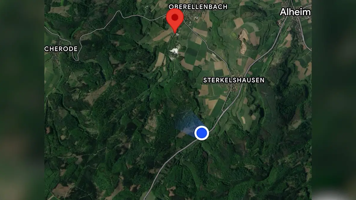 Rund zwei Kilometer Luftlinie trennen den Ort des Verschwindens (Roter Punkt) und den Fundort (blauer Punkt) des kleinen Georg auf einem Feldweg zwischen Sterkelshausen und Beenhausen.
