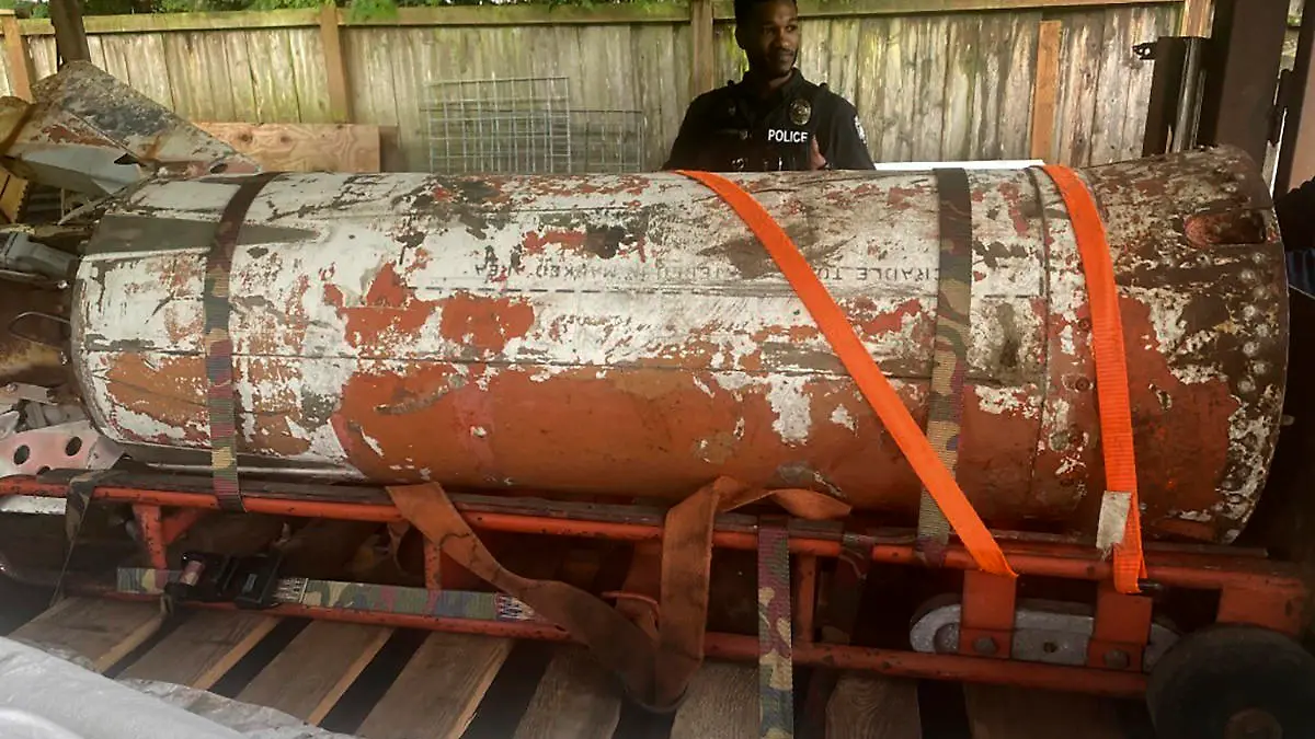 03.02.2024, USA, Bellevue: Dieses vom Bellevue, Wash. Police Department via AP zur Verfügung gestellte Bild zeigt eine inaktive Rakete in der Garage eines Hauses. Die Polizei von Bellevue reagierte auf eine Meldung über eine militärische Rakete in der Garage des Hauses eines verstorbenen Einwohners in der Stadt am Washingtoner See in der Nähe von Seattle. Foto: Uncredited/Bellevue, Wash. Police Department/AP/dpa +++ dpa-Bildfunk +++