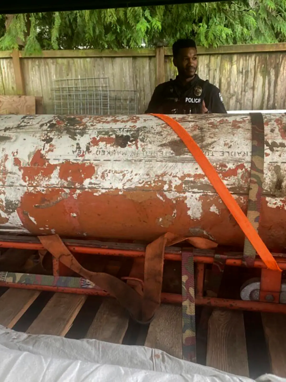 03.02.2024, USA, Bellevue: Dieses vom Bellevue, Wash. Police Department via AP zur Verfügung gestellte Bild zeigt eine inaktive Rakete in der Garage eines Hauses. Die Polizei von Bellevue reagierte auf eine Meldung über eine militärische Rakete in der Garage des Hauses eines verstorbenen Einwohners in der Stadt am Washingtoner See in der Nähe von Seattle. Foto: Uncredited/Bellevue, Wash. Police Department/AP/dpa +++ dpa-Bildfunk +++