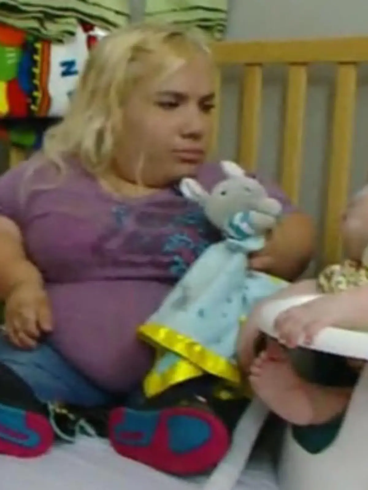 Christianne Ray riskiert mit jeder Schwangerschaft ihr Leben, doch für ihren größten Wunsch ist ihr alles egal.
Die Familie von Christianne und ihrem 195 cm großen Lebensgefährten wächst weiter. Drei Kinder haben sie schon. Zwei von ihnen sind – wie ihre Mutter – kleinwüchsig. Und obwohl die Ärzte sagen: Ein Kind zu kriegen, ist lebensgefährlich für die kleinwüchsige Mama, hat sie jetzt ihr viertes Kind bekommen! Die ganze Geschichte und den Alltag der Familie seht ihr im Video.