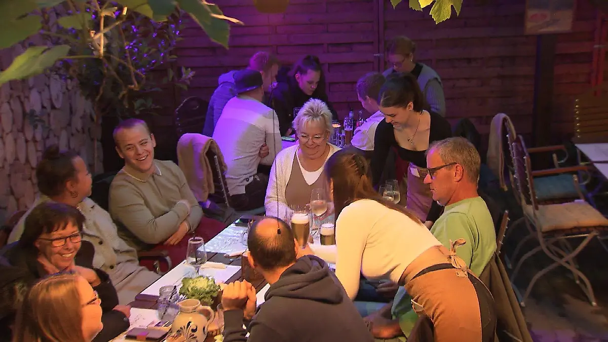 Personen speisen gemeinsam am Restauranttisch.