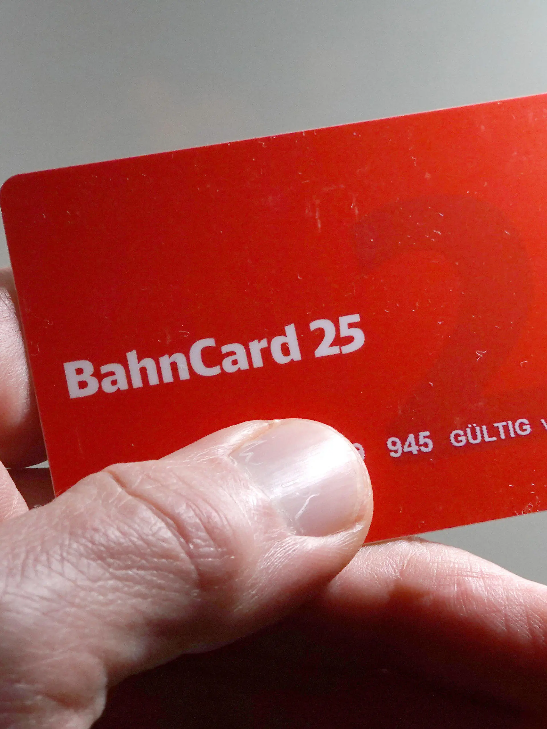 ARCHIV - 08.12.2023, Thüringen, Erfurt: Ein Mann hat eine BahnCard 25 in der Brieftasche. (zu dpa: «Verbraucherschützer verklagen Bahn wegen Bahncard-Regeln») Foto: Martin Schutt/dpa +++ dpa-Bildfunk +++