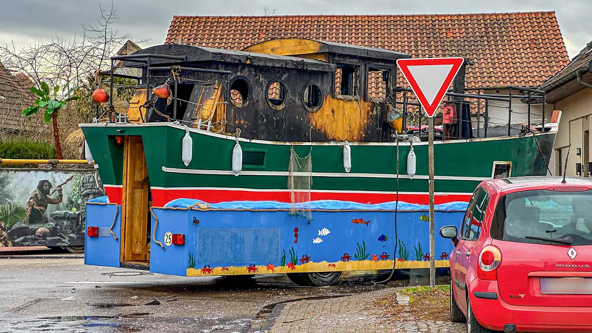 04.02.2024, Baden-Württemberg, Kehl: Ein Faschingswagen steht ausgebrannt auf einer Straße. Bei einem Faschingsumzug im baden-württembergischen Kehl ist am Sonntag ein Faschingswagen in Brand geraten. Foto: Marco Dürr/Einsatzreport24/dpa +++ dpa-Bildfunk +++