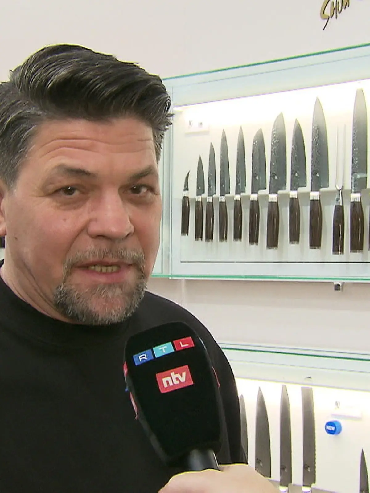 TV-Koch Tim Mälzer macht eine Ansage: Er will einem Promi jetzt sogar auf die Schnauze hauen. Und dass, weil dieser ein privates Video geleakt hat. Ob der Hamburger diese Aussage auf der Frankfurter Messe ernst meint und auch, was die Messe mit Messern zu tun hat - im Video.