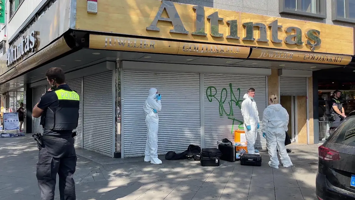 Polizeibeamte sichern den Tatort. Sie finden DNA Spuren auf einem Hammer, mit dem die Räuber laut Anklage Glasvitrinen einschlugen, um an den Schmuck zu kommen.