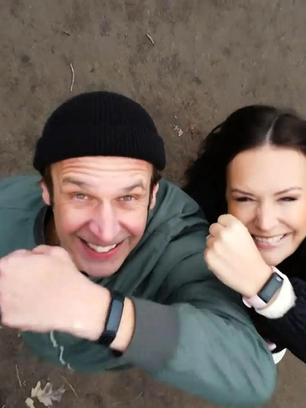Habt ihr auch eine Fitness-Uhr?  Mehr als 15 Millionen Deutsche tragen sie mittlerweile am Handgelenk - entweder als Smartwatch oder Fitnesstracker! Die gibt es ja von den unterschiedlichsten Marken von Huawei bis Fitbit 
und in allen möglichen Preisklassen. Unsere Preiskämpfer haben für euch gecheckt, ob es ein Markengerät sein muss, oder ob es auch ein aktuelles Modell aus dem Discounter tut.