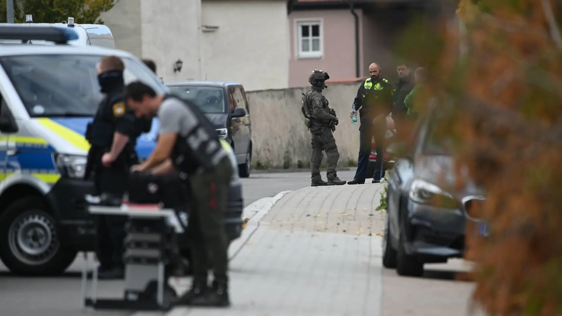  Tötungsdelikt in Bayern, 10.10.2022, Bayern, Weiltingen: Einsatzkräfte, darunter SEK-Beamte, stehen nach einem Tötungsdelikt im Markt Weiltingen im Landkreis Ansbach. Ein Mann hatte aus einem Auto einen anderen Mann durch eine Schusswaffe tödlich verletzt. Großfahndungsmaßnahmen führten zum Auffinden des Täters. Weiltingen Bayern Deutschland Weiltingen *** Homicide in Bavaria, 10 10 2022, Bavaria, Weiltingen task forces, including SEK officers, stand after a homicide in the market Weiltingen in the district of Ansbach A man had from a car another man fatally injured by a firearm Major search measures led to the finding of the perpetrator Weiltingen Bavaria Germany Weiltingen Copyright: x xonw-imagesx/xMariusxBullingx