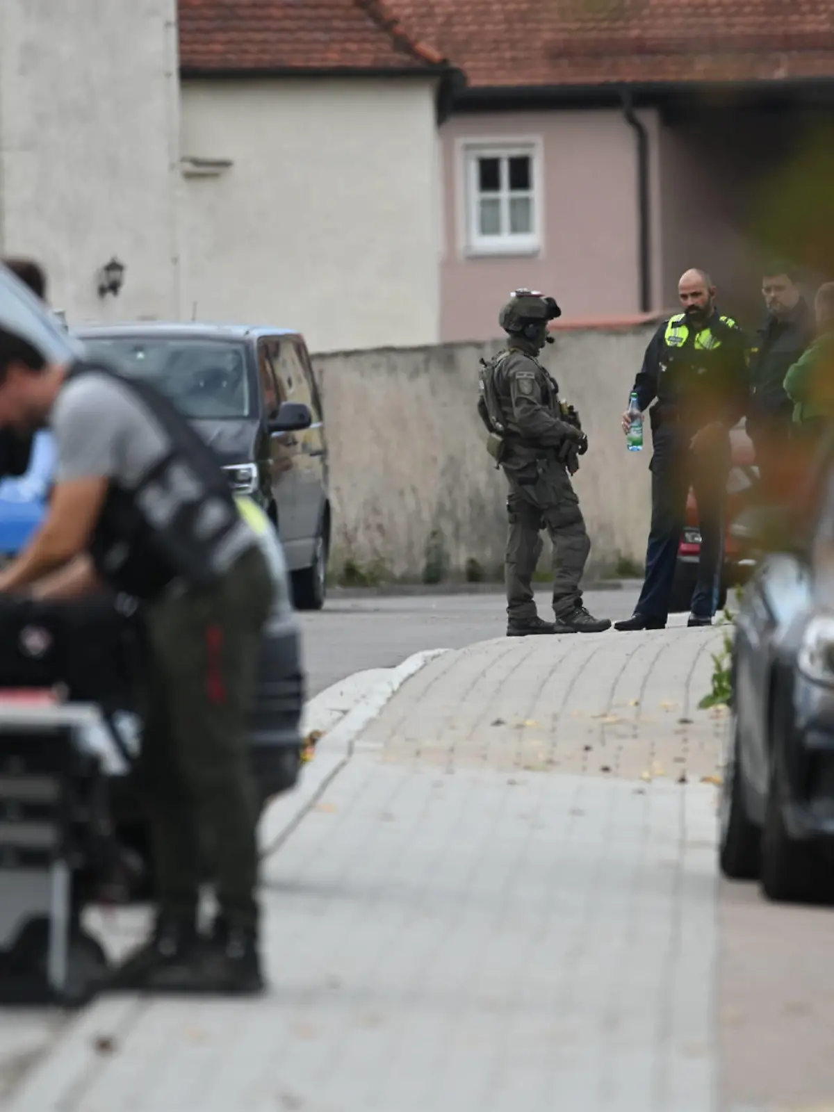  Tötungsdelikt in Bayern, 10.10.2022, Bayern, Weiltingen: Einsatzkräfte, darunter SEK-Beamte, stehen nach einem Tötungsdelikt im Markt Weiltingen im Landkreis Ansbach. Ein Mann hatte aus einem Auto einen anderen Mann durch eine Schusswaffe tödlich verletzt. Großfahndungsmaßnahmen führten zum Auffinden des Täters. Weiltingen Bayern Deutschland Weiltingen *** Homicide in Bavaria, 10 10 2022, Bavaria, Weiltingen task forces, including SEK officers, stand after a homicide in the market Weiltingen in the district of Ansbach A man had from a car another man fatally injured by a firearm Major search measures led to the finding of the perpetrator Weiltingen Bavaria Germany Weiltingen Copyright: x xonw-imagesx/xMariusxBullingx