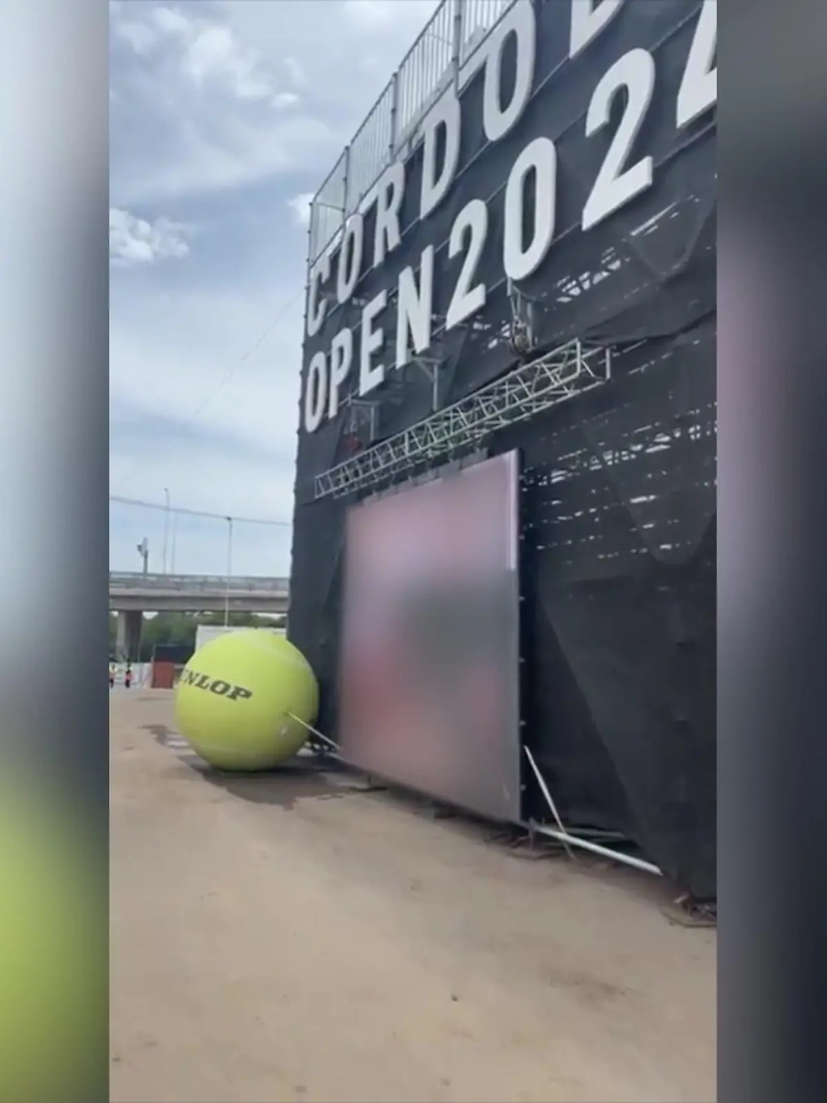 Tennisfreunde hatten bei den Cordoba Open einiges zu bestaunen. Dieser Vorfall gehörte aber nicht zum Programm: Auf einer XXL-Leinwand läuft auf einmal ein Pornofilm. Wie es zu dem Zwischenfall gekommen ist und was der Veranstalter dazu sagt, ist nicht bekannt. Die entschärften Bilder zeigen wir euch im Video.