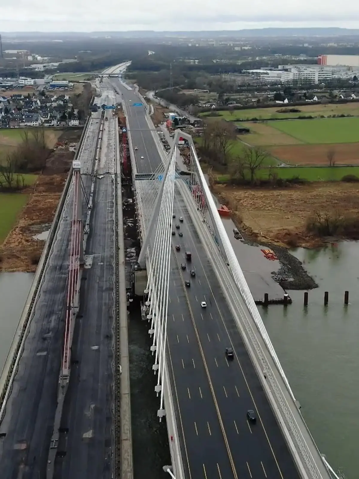 Bild zu: "Rheinbrücke in Teilen freigegeben"