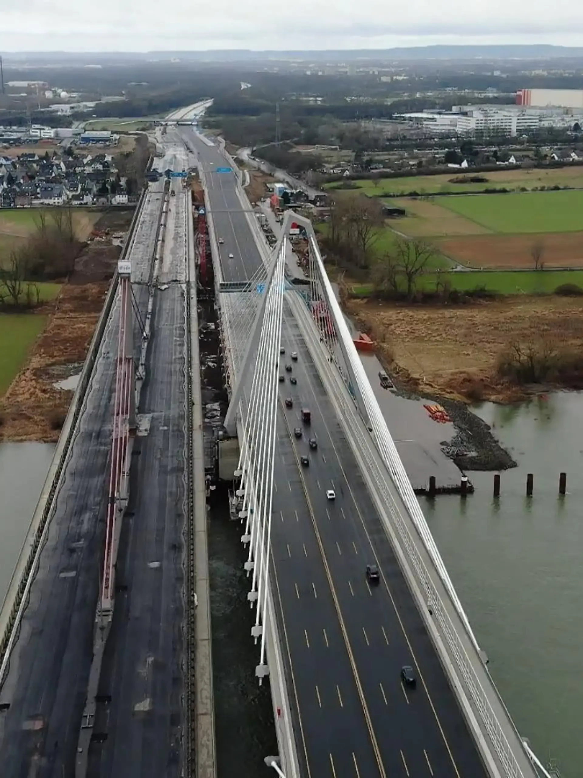 Bild zu: "Rheinbrücke in Teilen freigegeben"