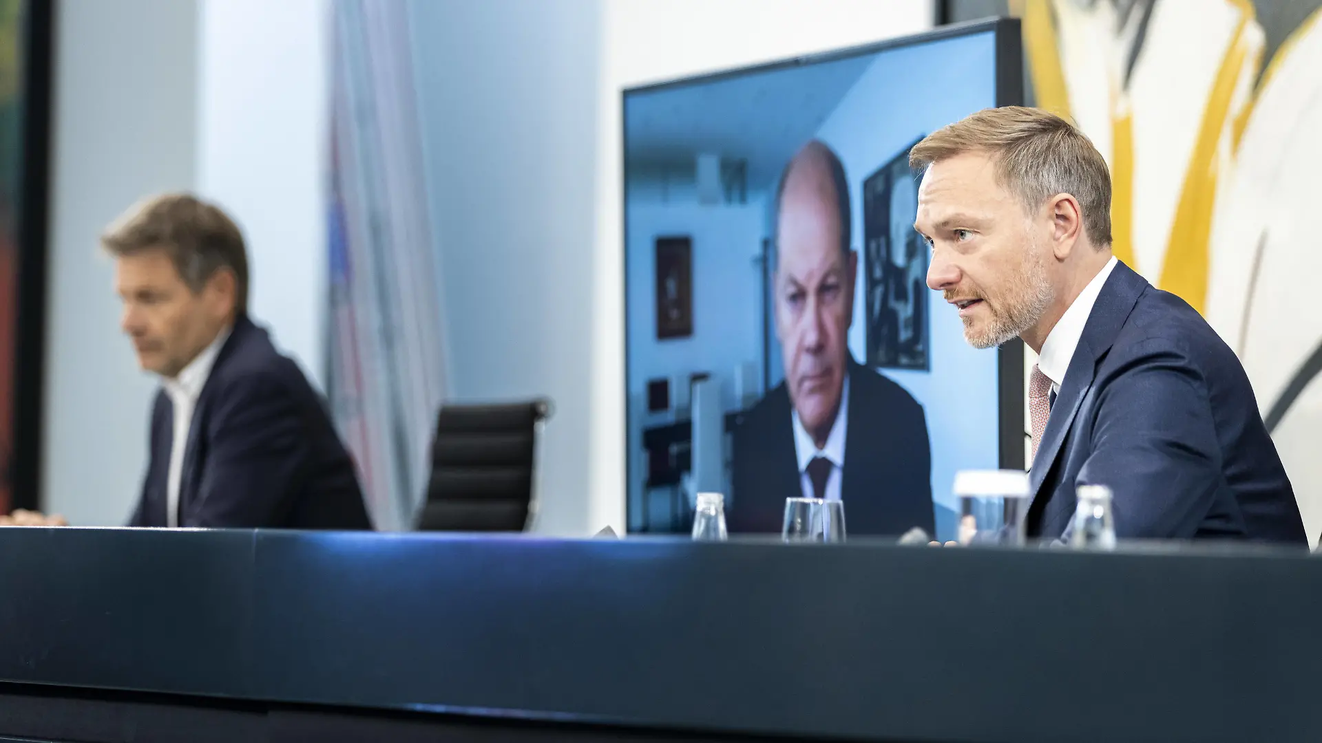 Bundesfinanzminister Christian Lindner R spricht auf einer gemeinsamen Pressekonferenz mit Bundeskanzler Olaf Scholz M und Bundeswirtschaftsminister Robert Habeck L im Bundeskanzleramt in Berlin, 29.09.2022. Berlin Deutschland *** German Finance Minister Christian Lindner R speaks at a joint press conference with German Chancellor Olaf Scholz M and German Economics Minister Robert Habeck L at the Federal Chancellery in Berlin, 29 09 2022 Berlin Germany Copyright: xLeonxKuegeler/photothek.dex