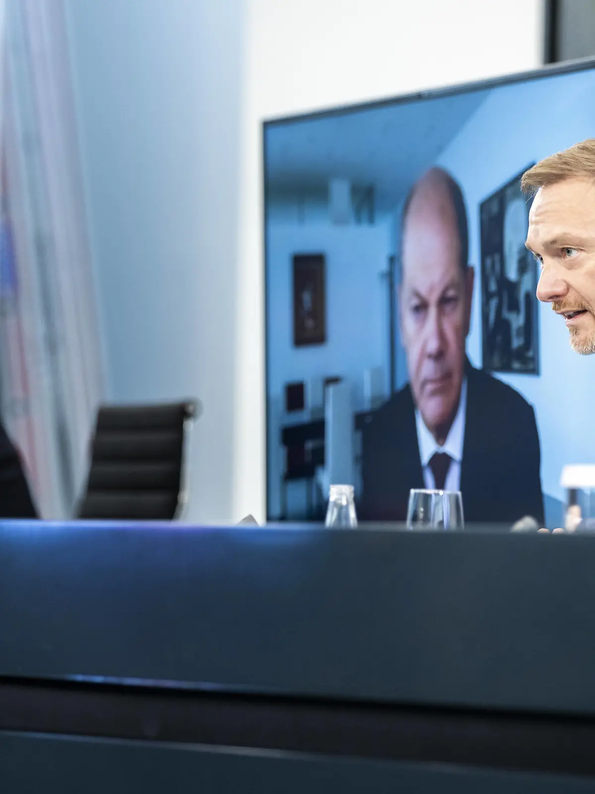  Bundesfinanzminister Christian Lindner R spricht auf einer gemeinsamen Pressekonferenz mit Bundeskanzler Olaf Scholz M und Bundeswirtschaftsminister Robert Habeck L im Bundeskanzleramt in Berlin, 29.09.2022. Berlin Deutschland *** German Finance Minister Christian Lindner R speaks at a joint press conference with German Chancellor Olaf Scholz M and German Economics Minister Robert Habeck L at the Federal Chancellery in Berlin, 29 09 2022 Berlin Germany Copyright: xLeonxKuegeler/photothek.dex